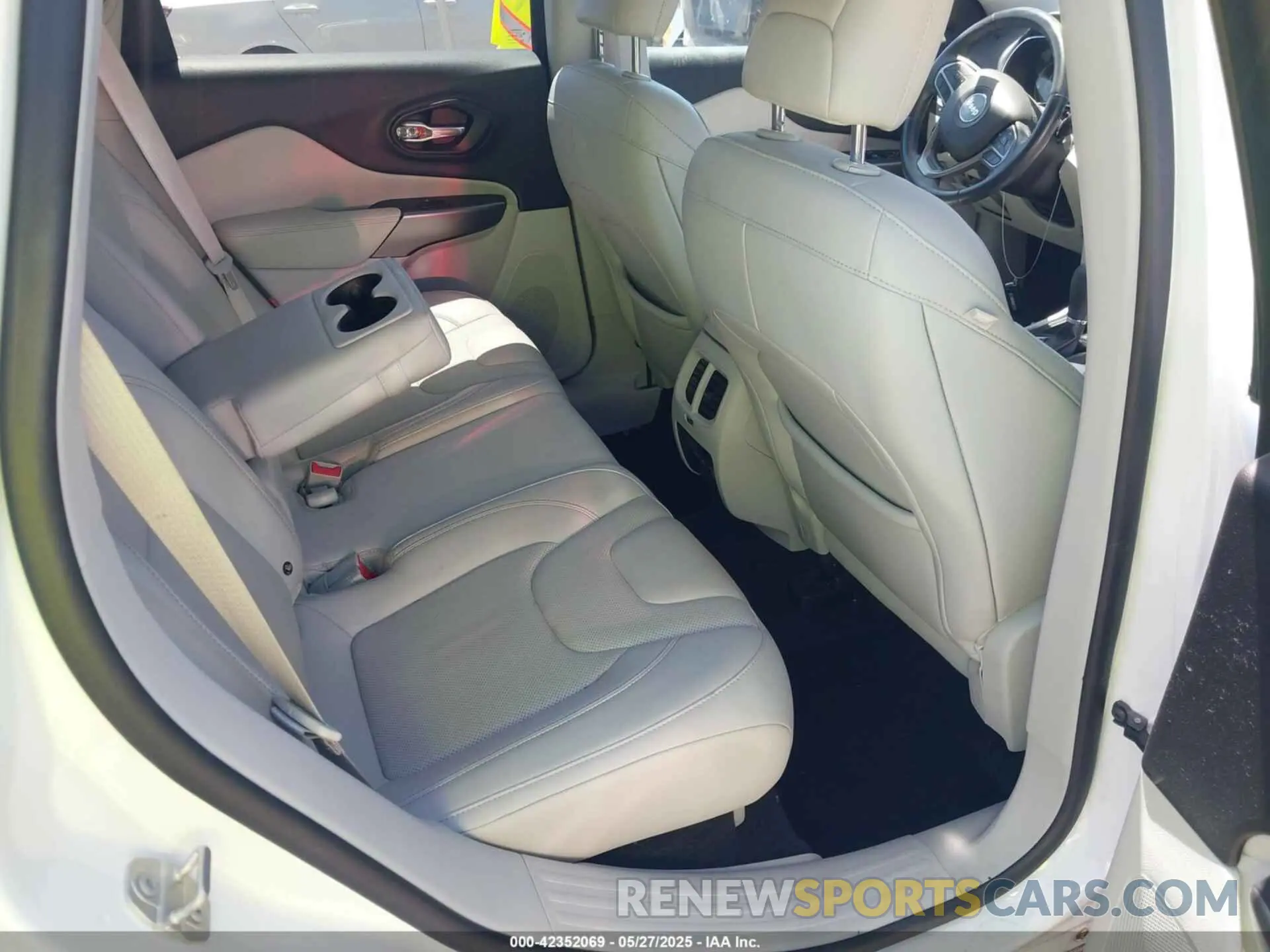 8 Photograph of a damaged car 1C4PJLDX1KD111513 JEEP CHEROKEE 2019