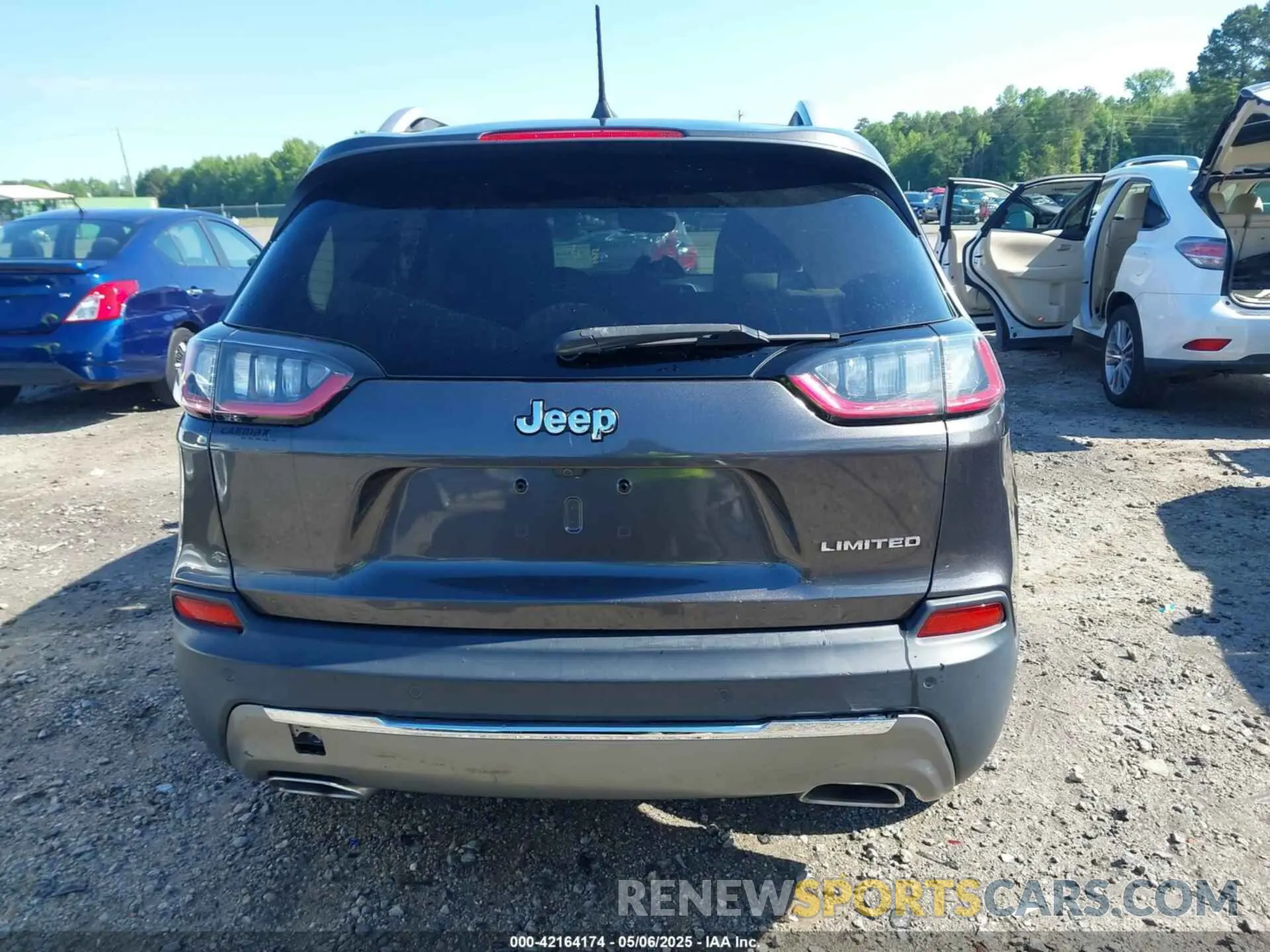 17 Photograph of a damaged car 1C4PJLDX1KD173431 JEEP CHEROKEE 2019