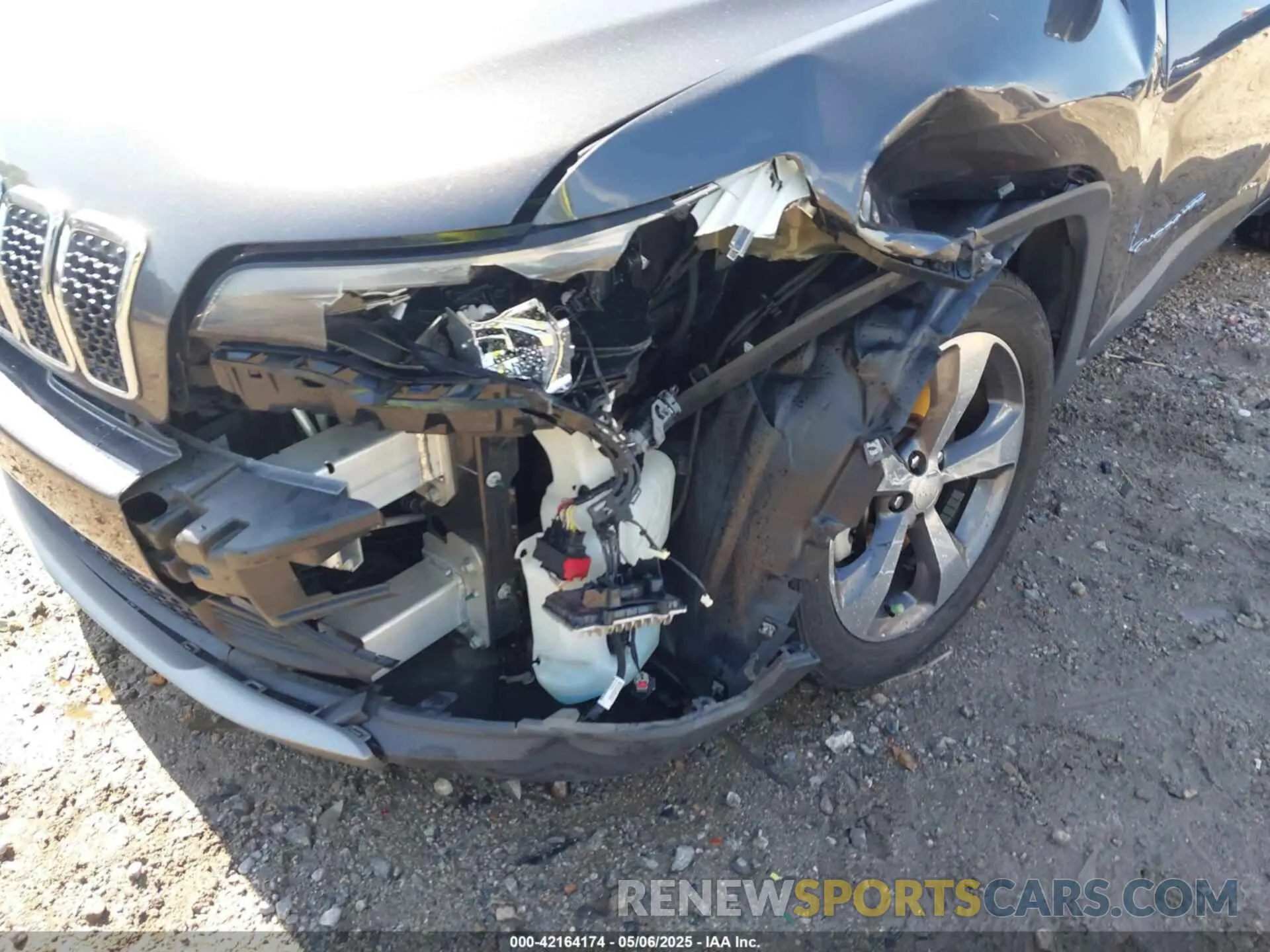 19 Photograph of a damaged car 1C4PJLDX1KD173431 JEEP CHEROKEE 2019