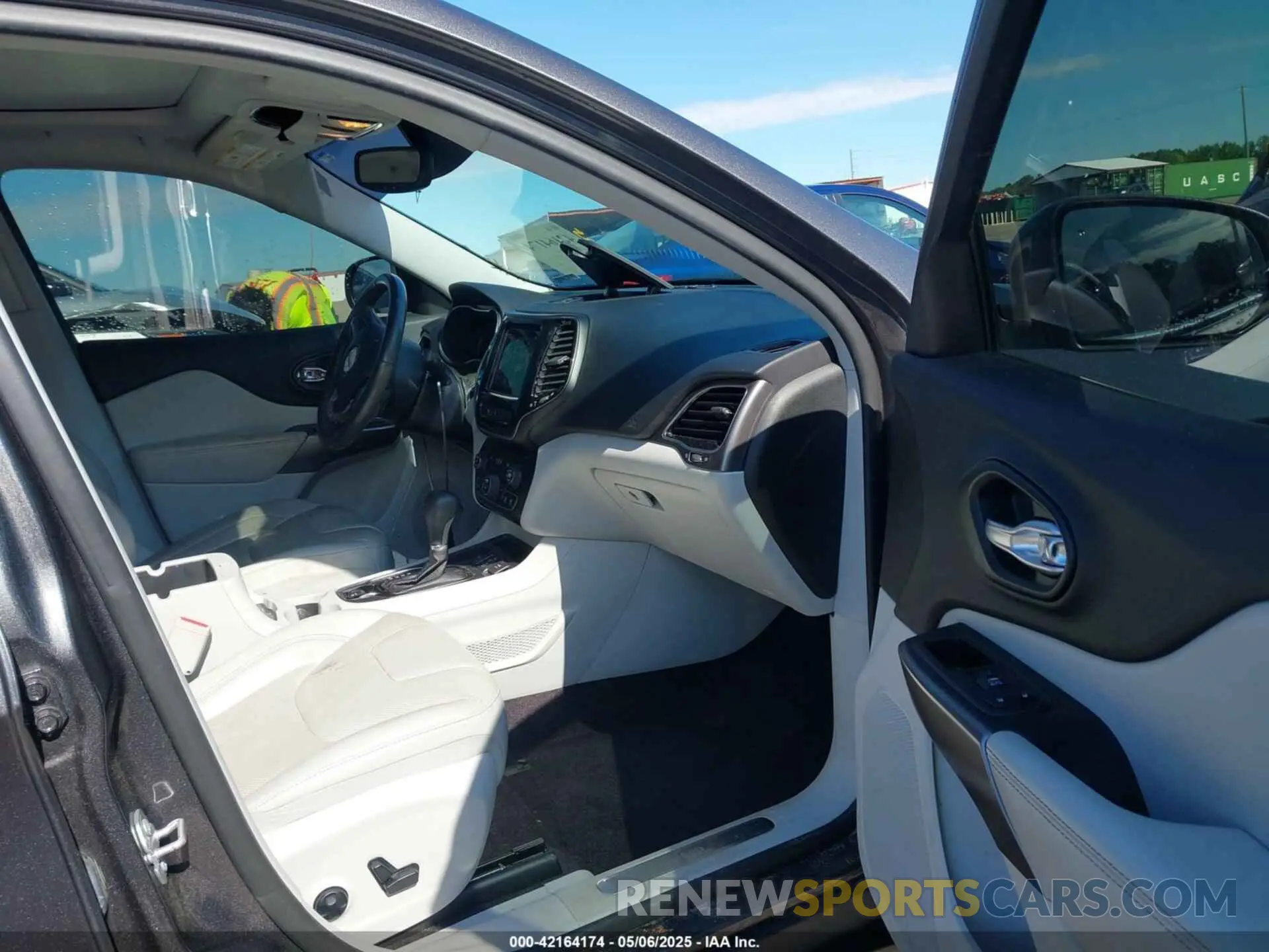 5 Photograph of a damaged car 1C4PJLDX1KD173431 JEEP CHEROKEE 2019