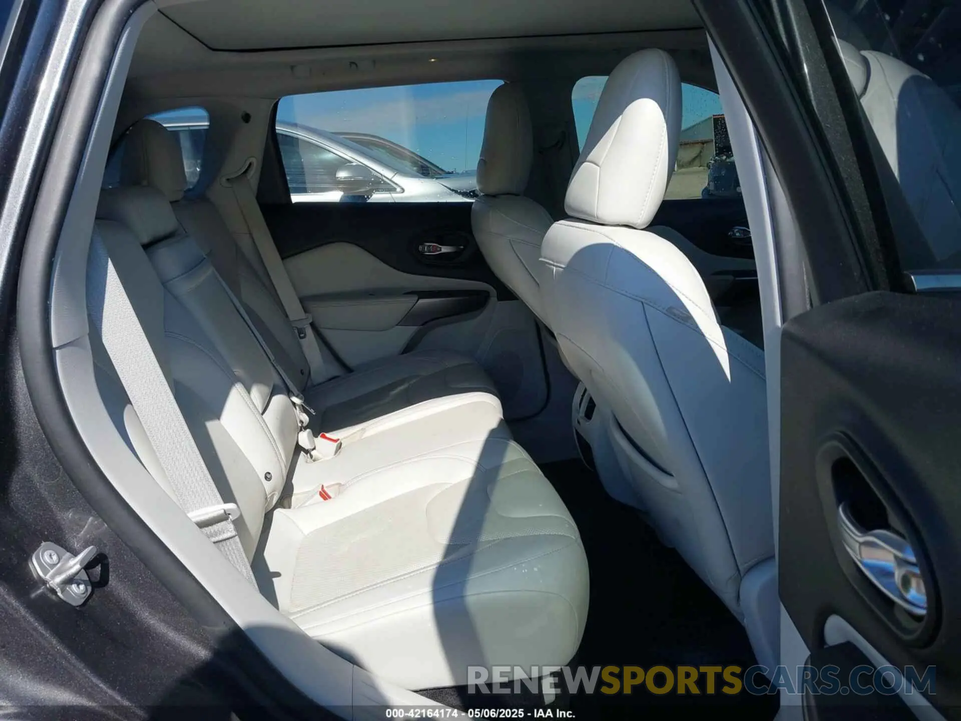 8 Photograph of a damaged car 1C4PJLDX1KD173431 JEEP CHEROKEE 2019