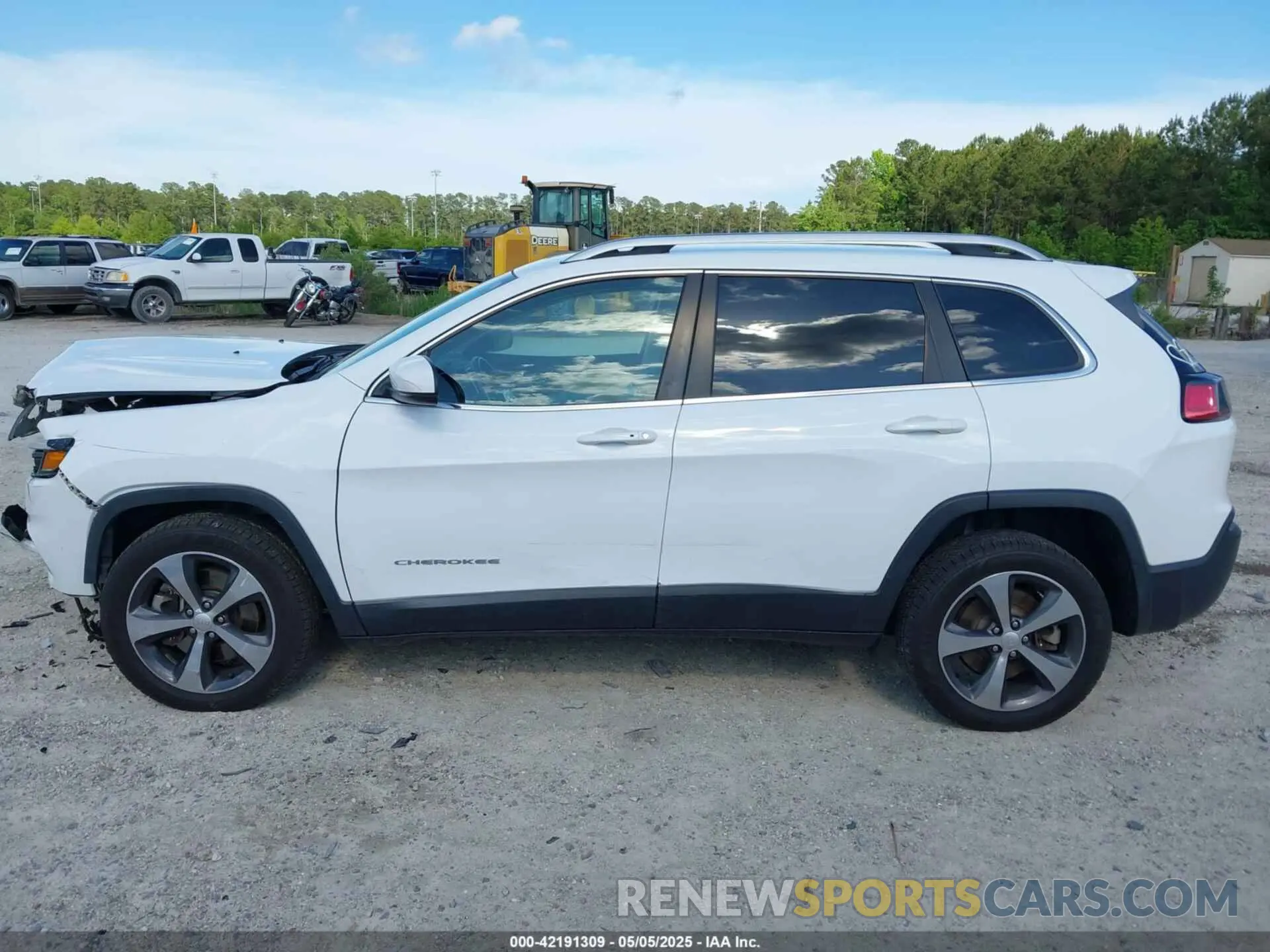 14 Photograph of a damaged car 1C4PJLDX1KD302882 JEEP CHEROKEE 2019