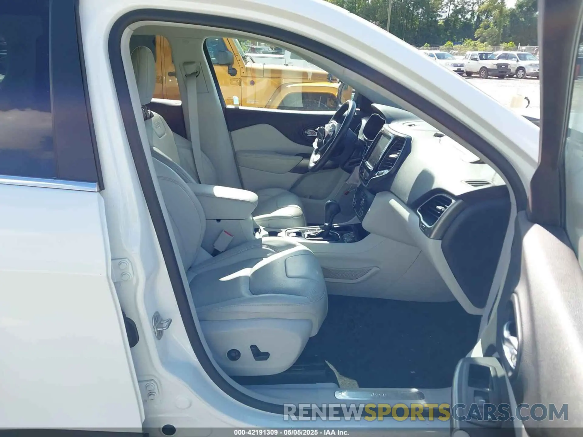 5 Photograph of a damaged car 1C4PJLDX1KD302882 JEEP CHEROKEE 2019