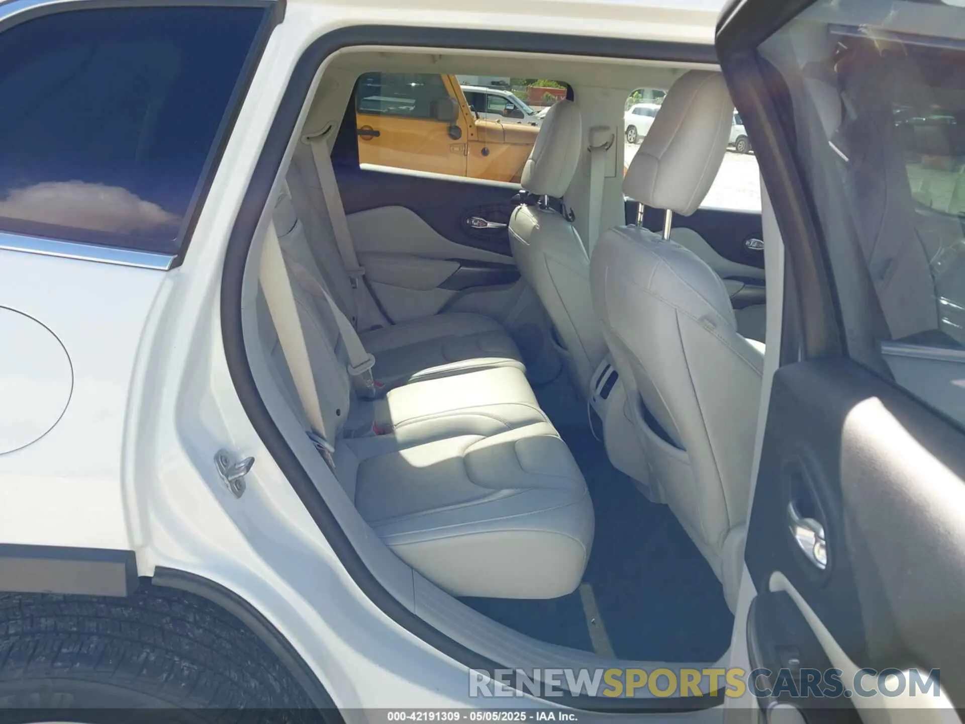 8 Photograph of a damaged car 1C4PJLDX1KD302882 JEEP CHEROKEE 2019