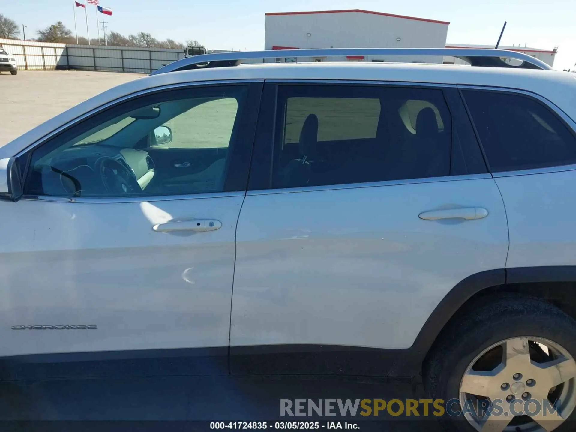 15 Photograph of a damaged car 1C4PJLDX2KD273103 JEEP CHEROKEE 2019