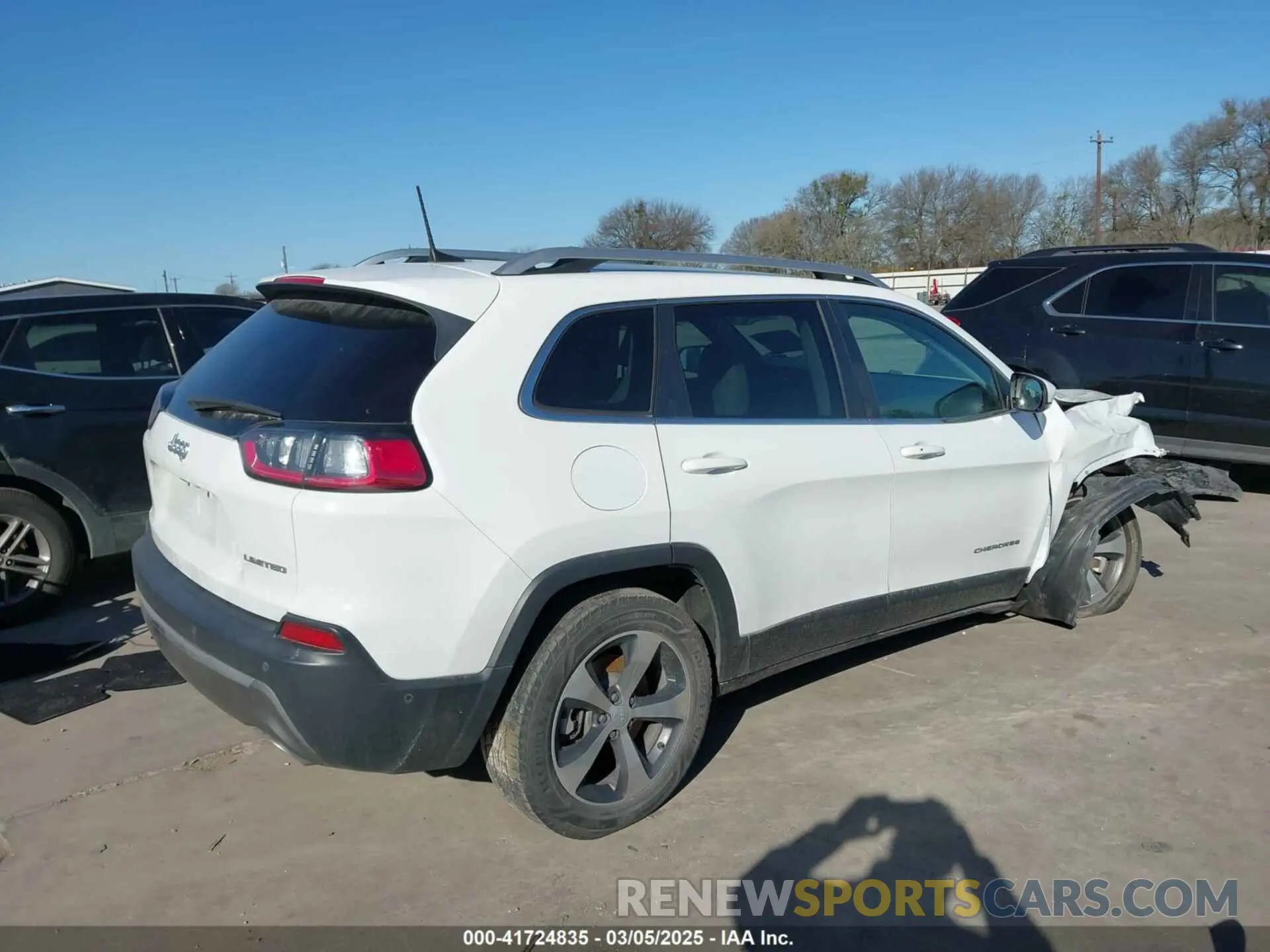 4 Photograph of a damaged car 1C4PJLDX2KD273103 JEEP CHEROKEE 2019