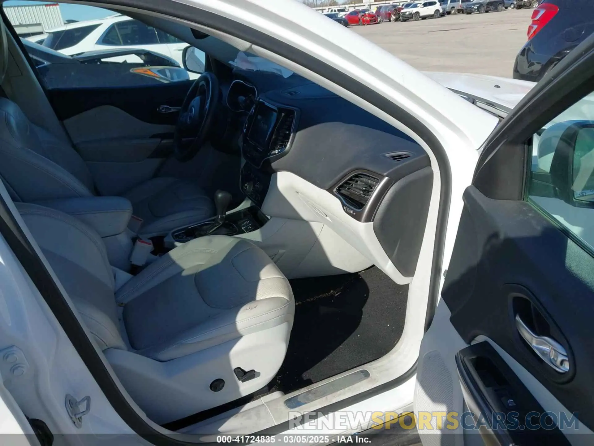5 Photograph of a damaged car 1C4PJLDX2KD273103 JEEP CHEROKEE 2019