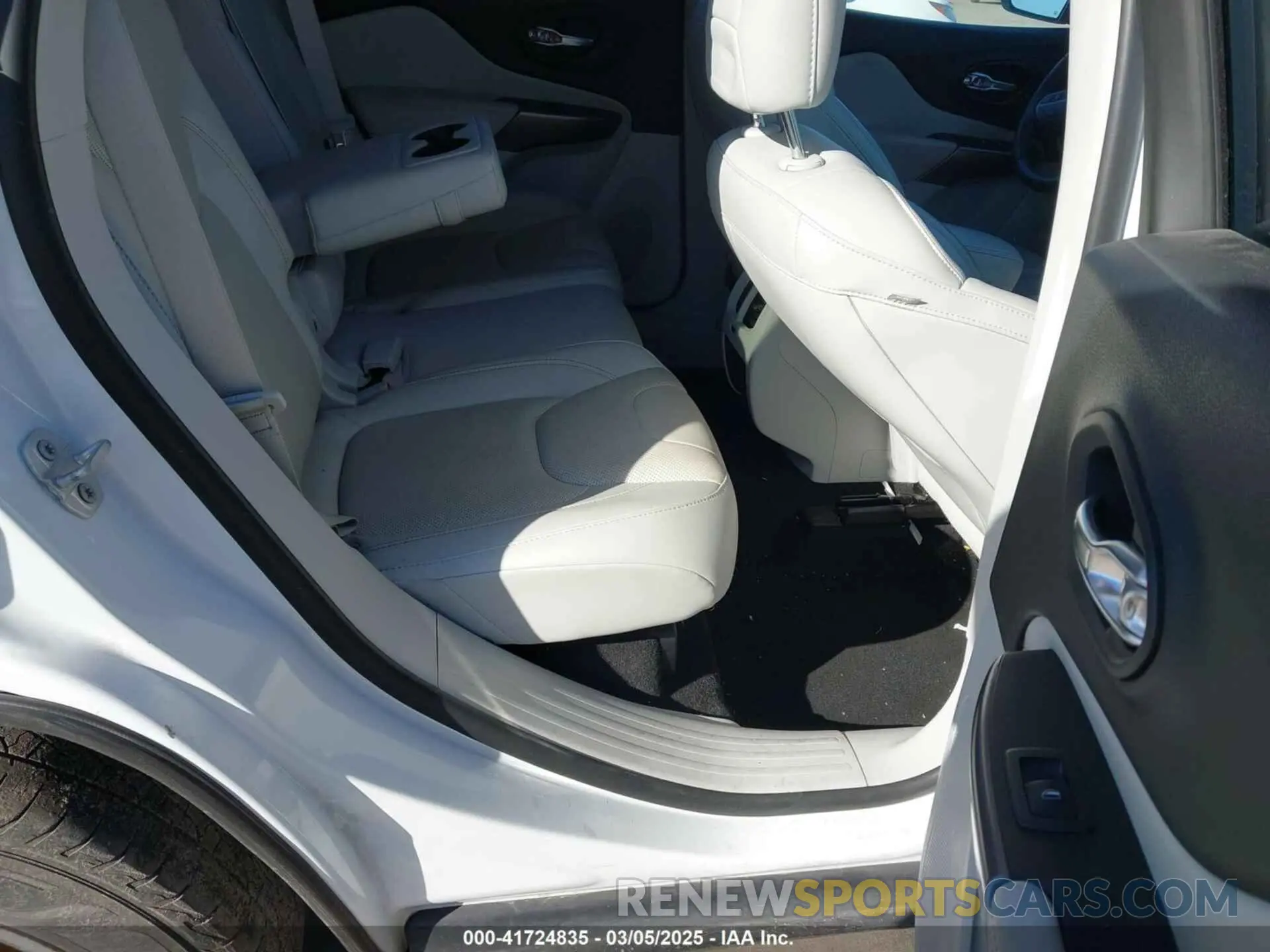 8 Photograph of a damaged car 1C4PJLDX2KD273103 JEEP CHEROKEE 2019
