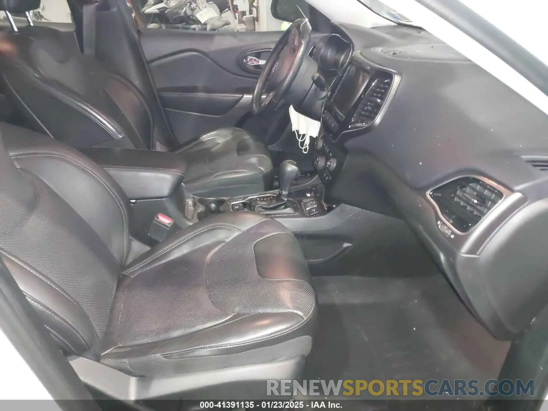 5 Photograph of a damaged car 1C4PJLDX3KD273160 JEEP CHEROKEE 2019