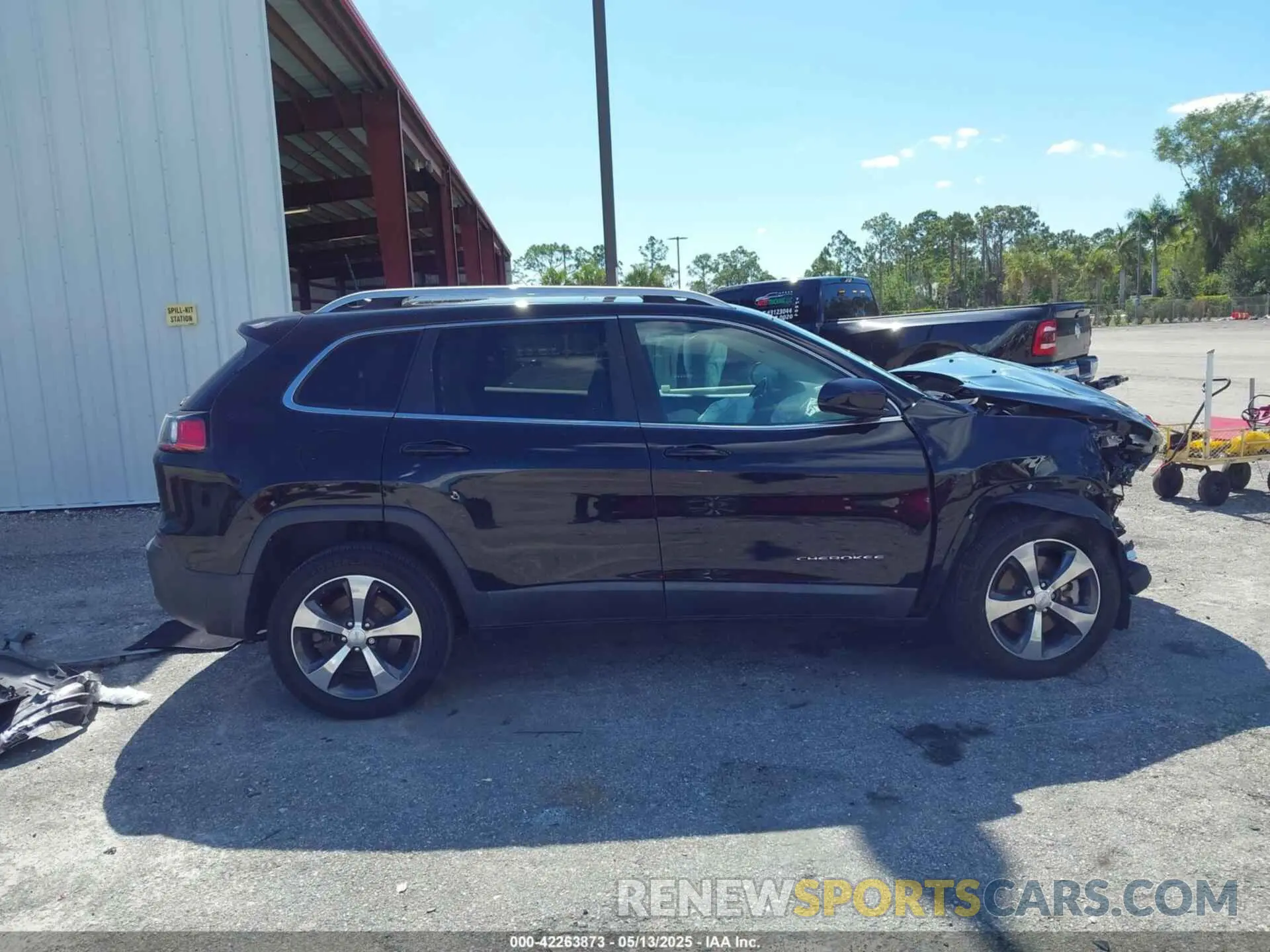 13 Photograph of a damaged car 1C4PJLDX5KD487535 JEEP CHEROKEE 2019