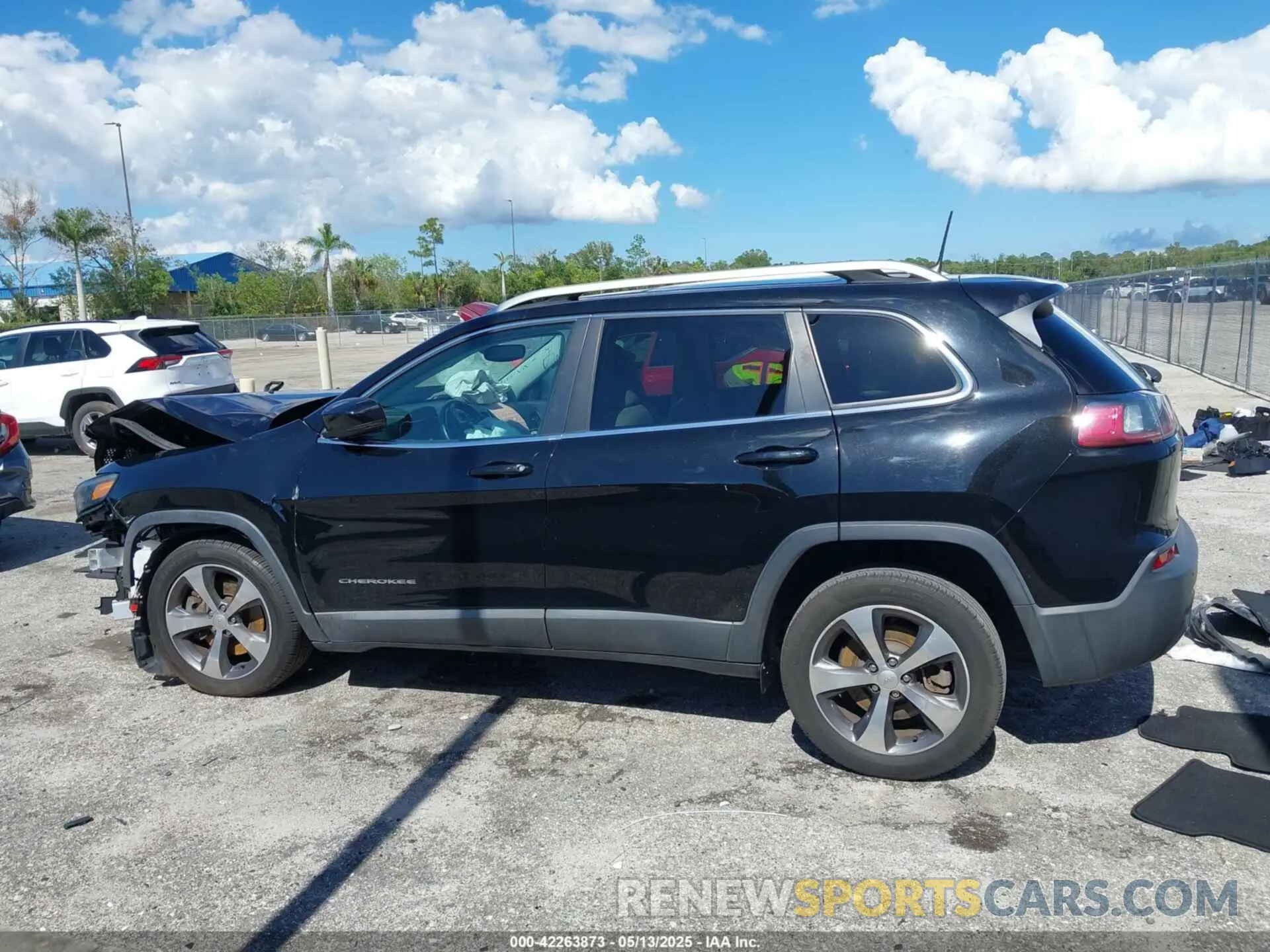 14 Photograph of a damaged car 1C4PJLDX5KD487535 JEEP CHEROKEE 2019