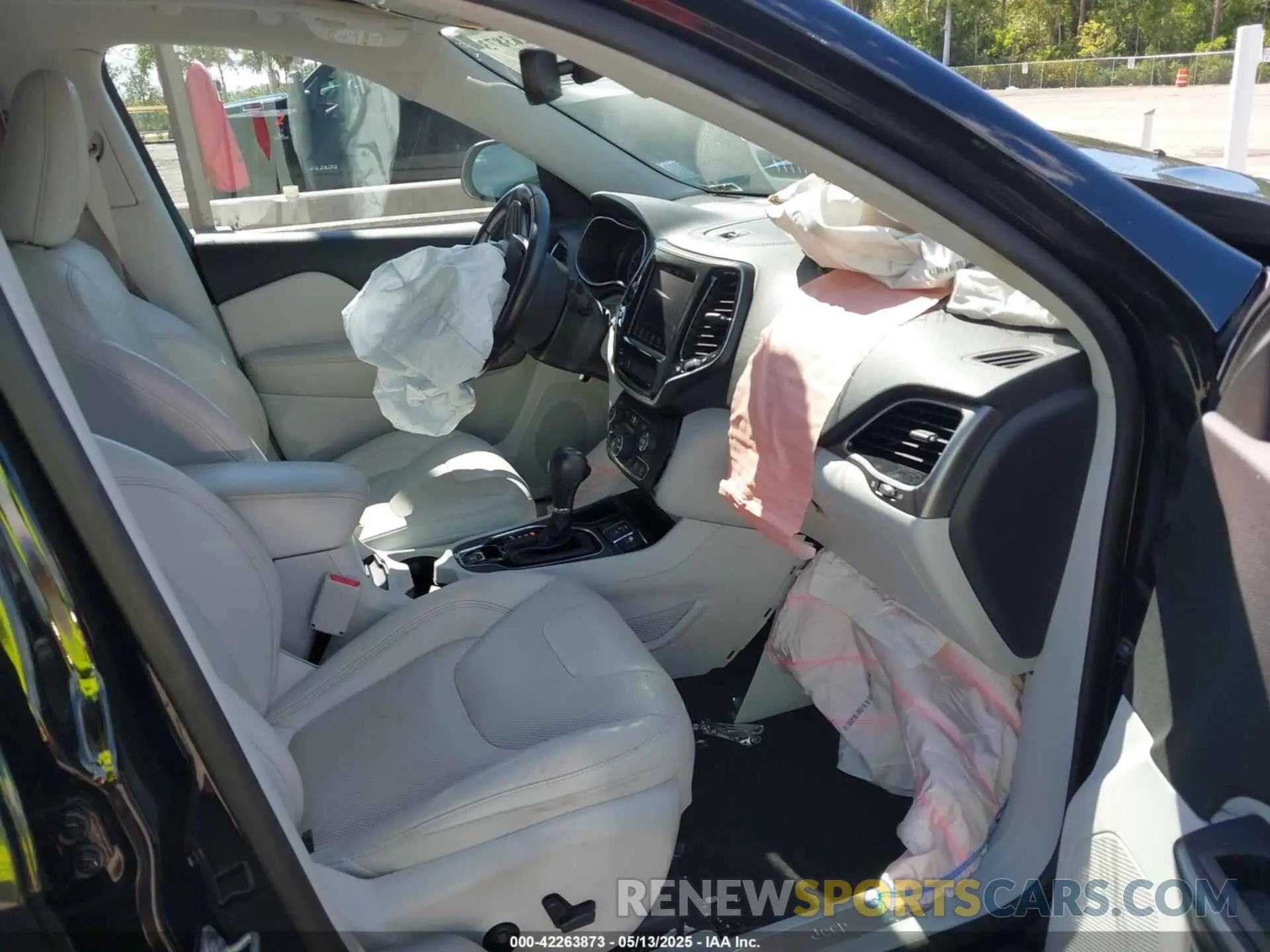 5 Photograph of a damaged car 1C4PJLDX5KD487535 JEEP CHEROKEE 2019