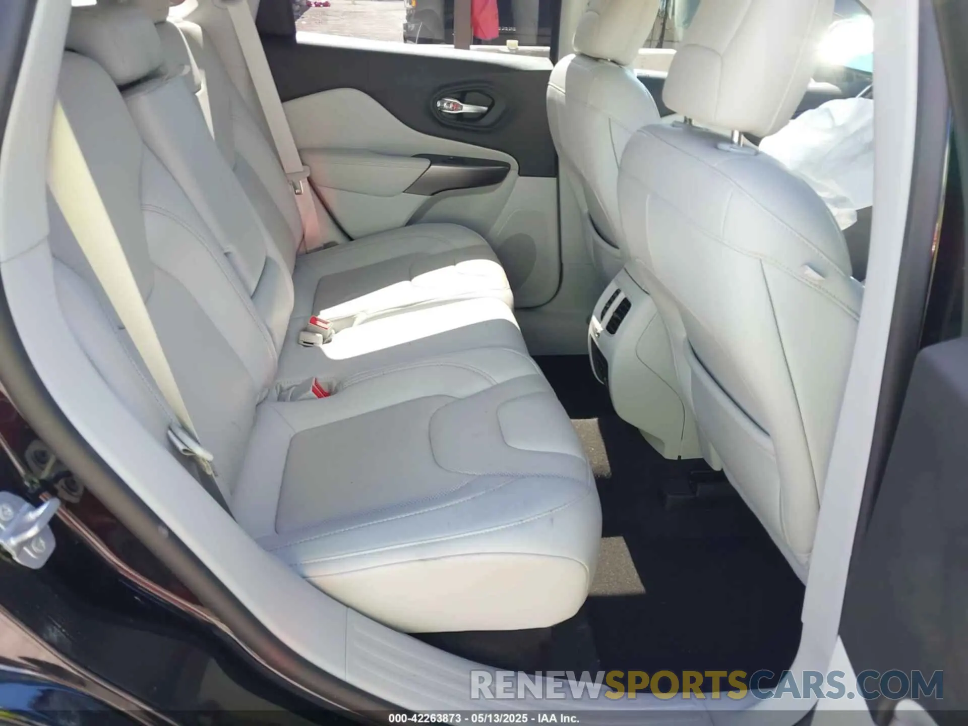 8 Photograph of a damaged car 1C4PJLDX5KD487535 JEEP CHEROKEE 2019