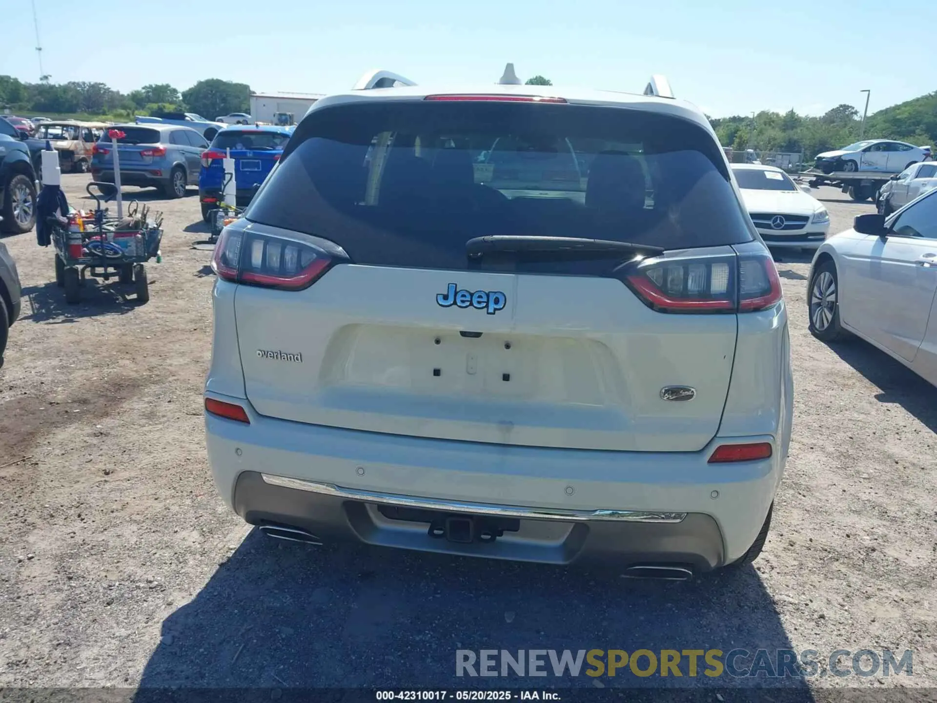 17 Photograph of a damaged car 1C4PJLJN0KD393047 JEEP CHEROKEE 2019