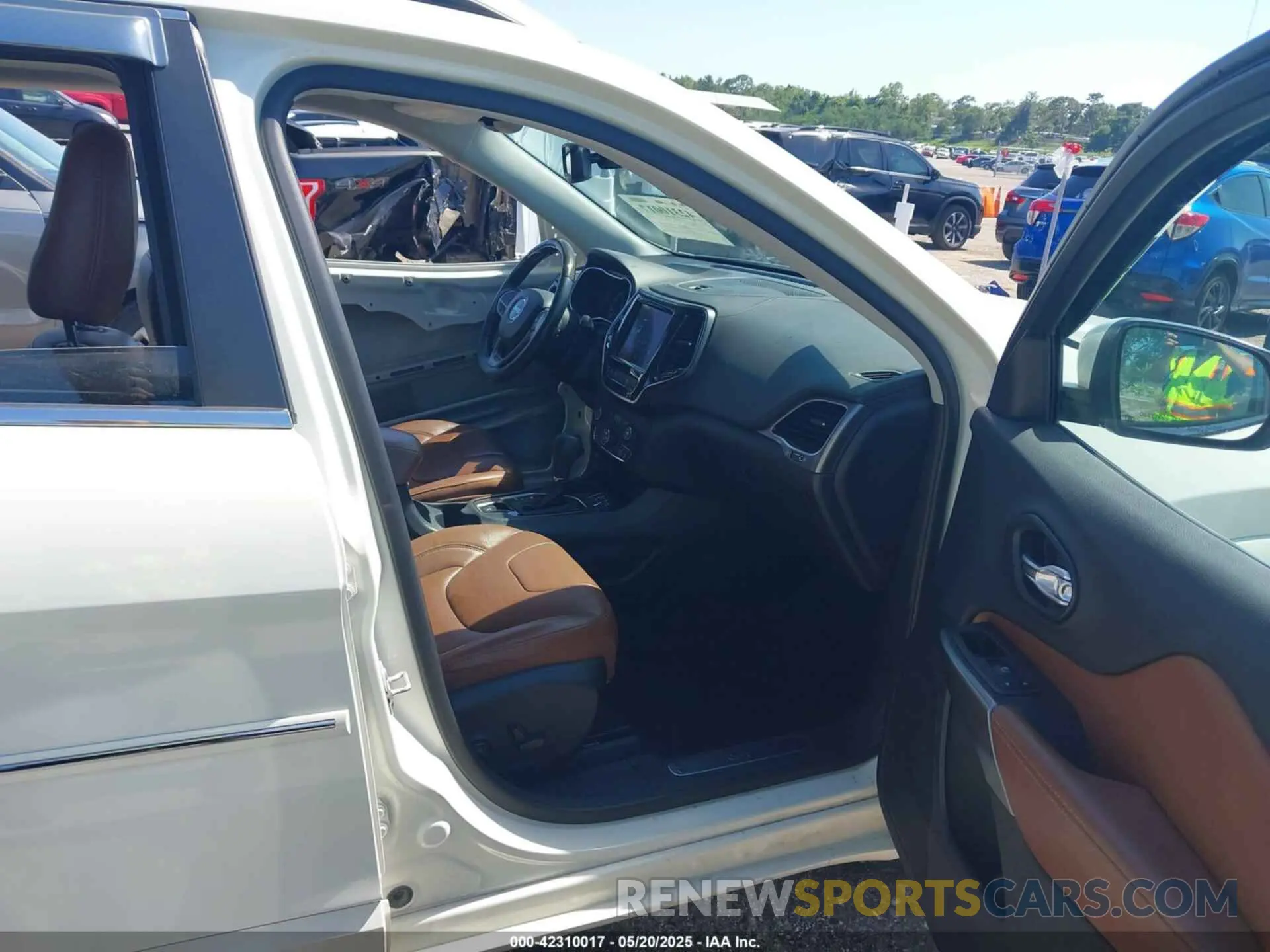 5 Photograph of a damaged car 1C4PJLJN0KD393047 JEEP CHEROKEE 2019