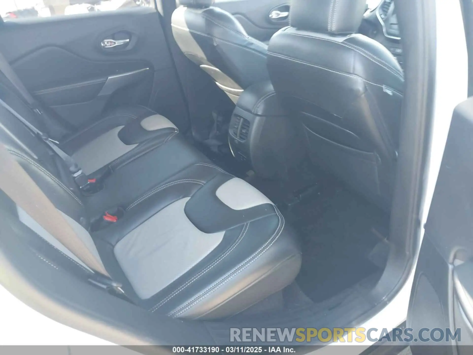 8 Photograph of a damaged car 1C4PJLLB0KD151426 JEEP CHEROKEE 2019