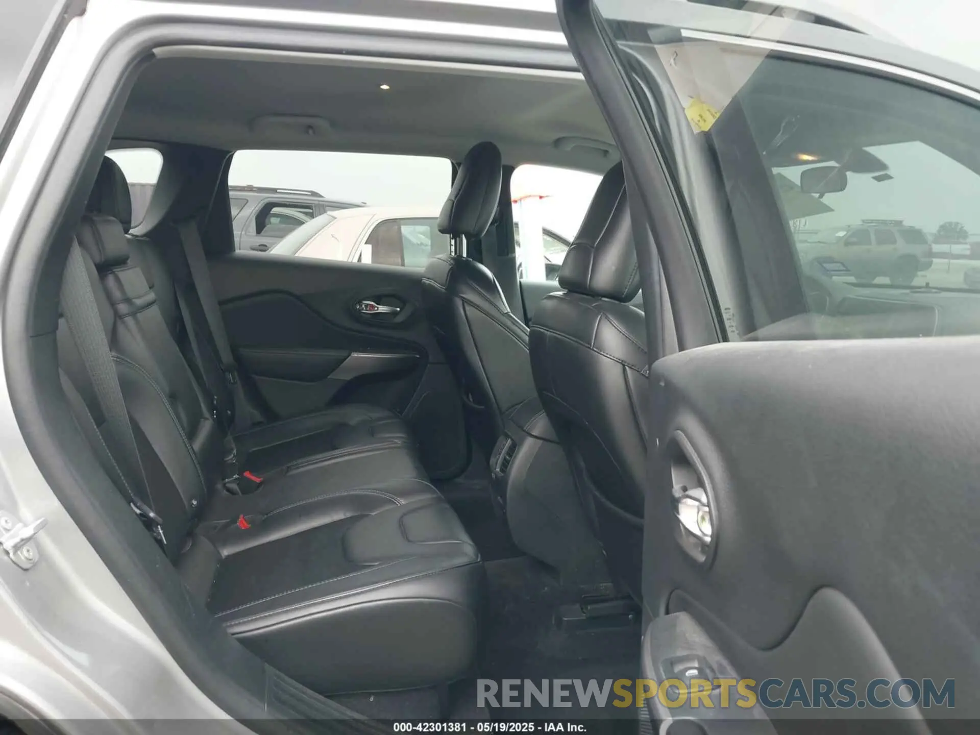 8 Фотография поврежденного автомобиля 1C4PJLLB1KD132495 JEEP CHEROKEE 2019