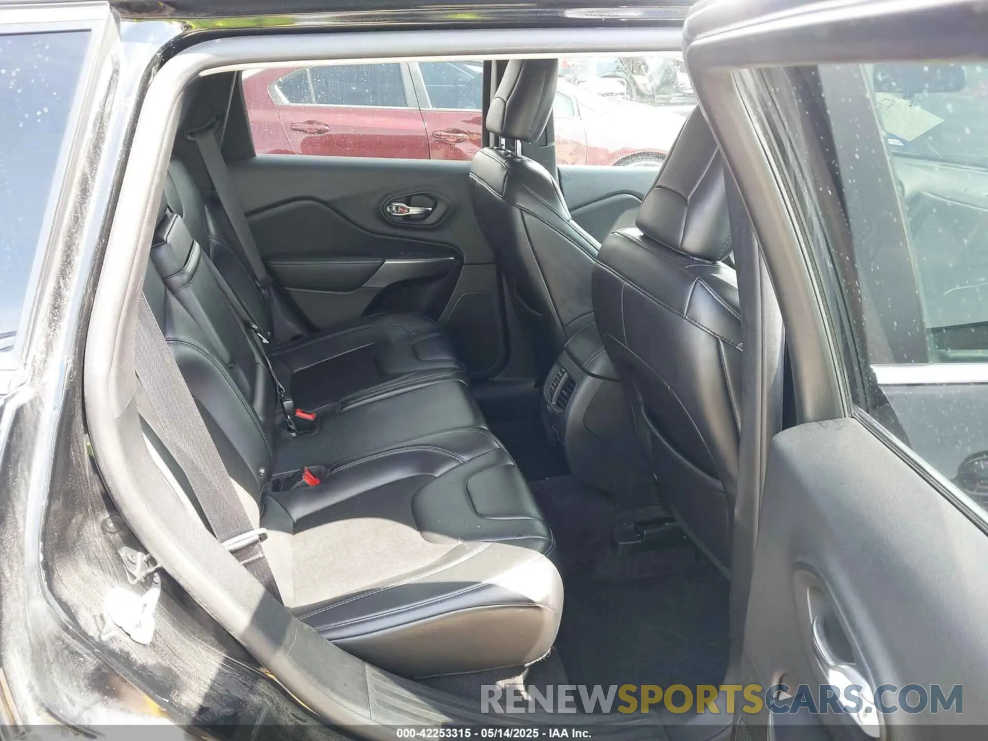 8 Photograph of a damaged car 1C4PJLLB1KD154206 JEEP CHEROKEE 2019