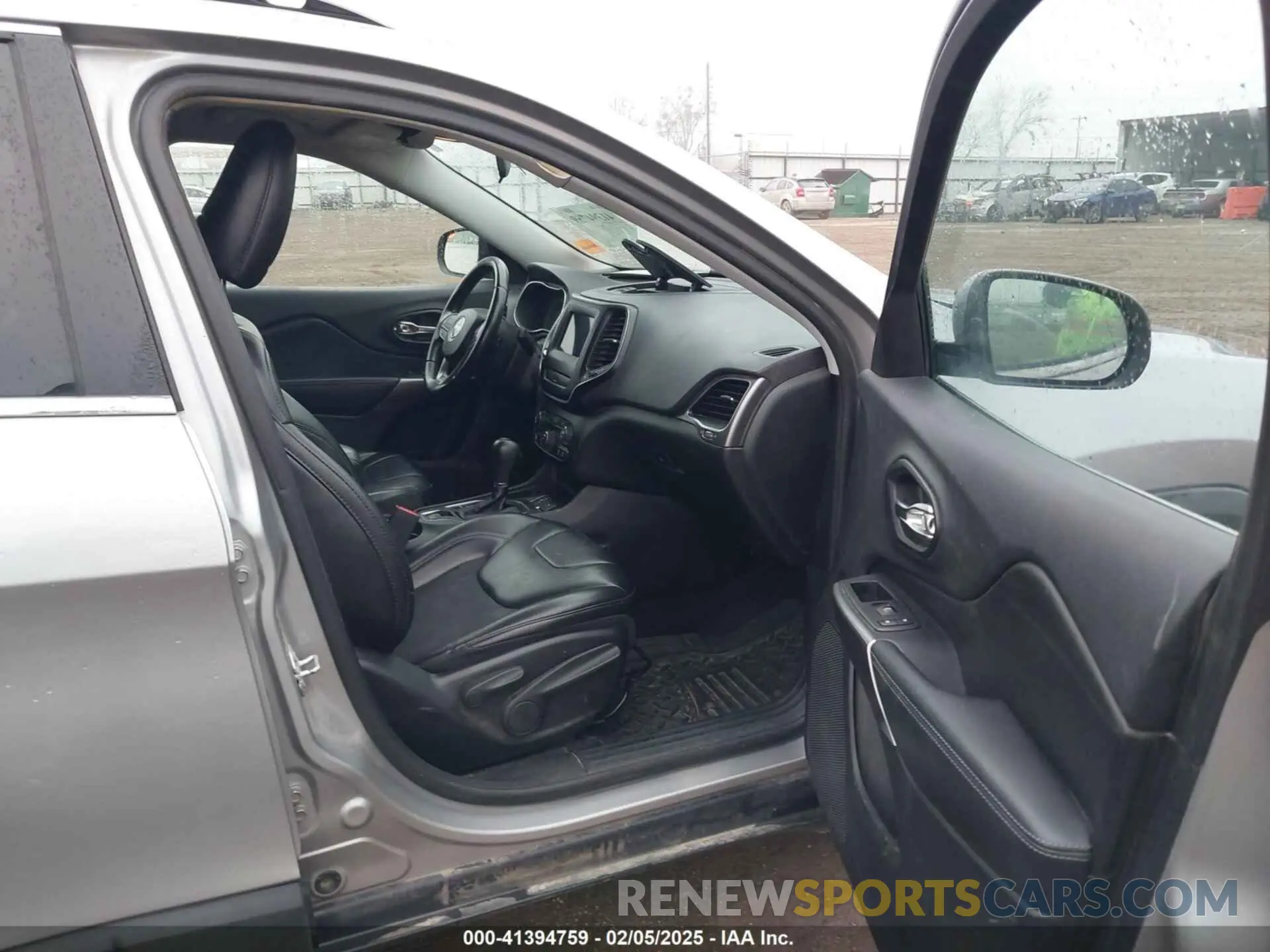 5 Photograph of a damaged car 1C4PJLLB2KD151279 JEEP CHEROKEE 2019
