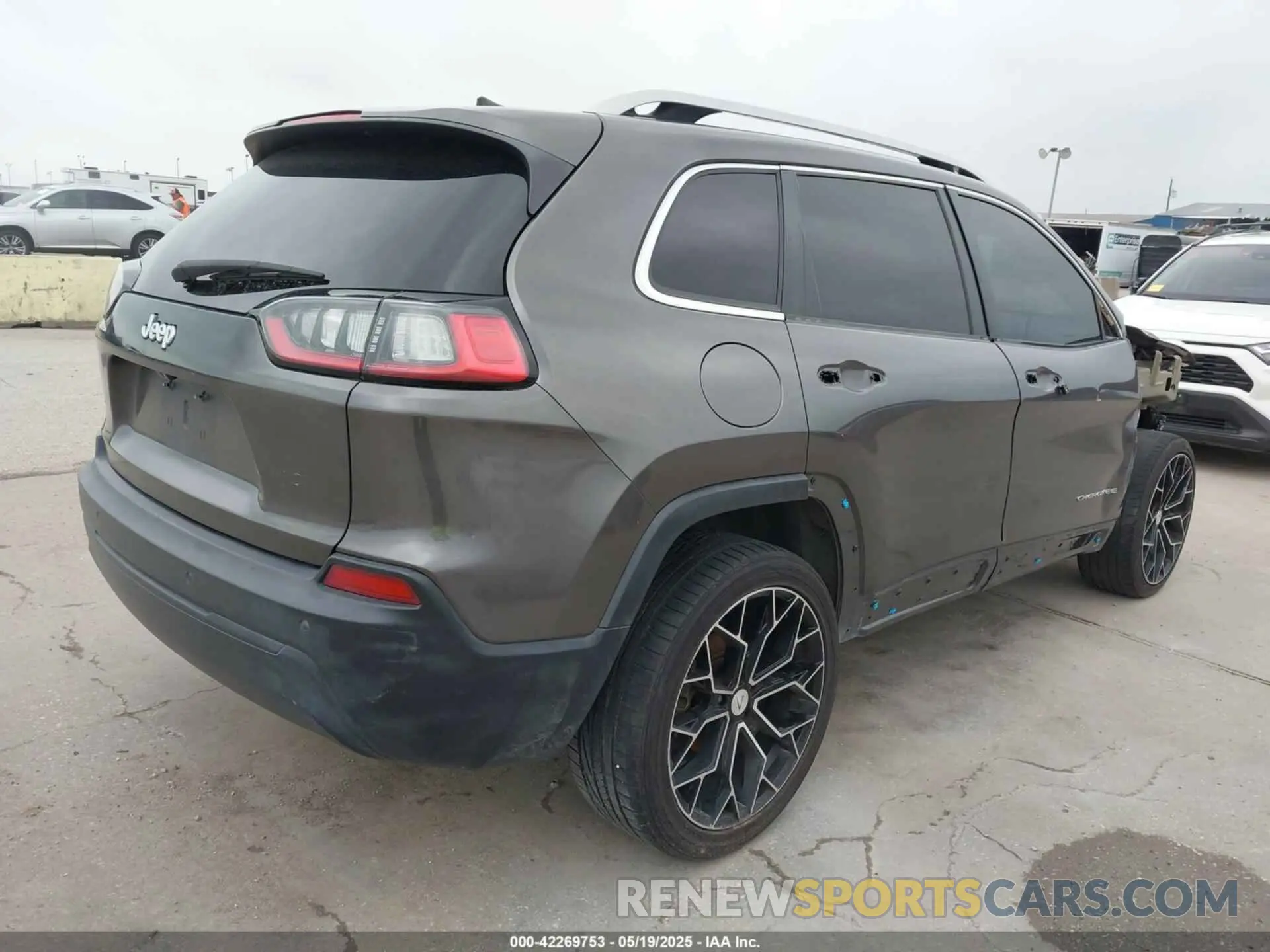 4 Photograph of a damaged car 1C4PJLLB2KD301522 JEEP CHEROKEE 2019