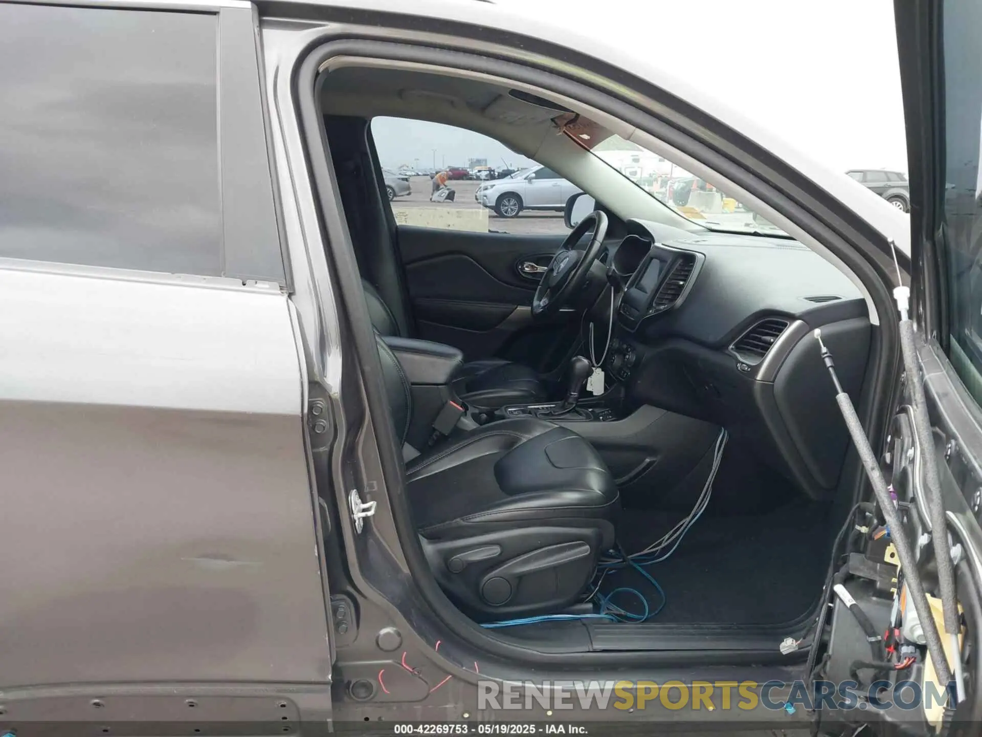 5 Photograph of a damaged car 1C4PJLLB2KD301522 JEEP CHEROKEE 2019