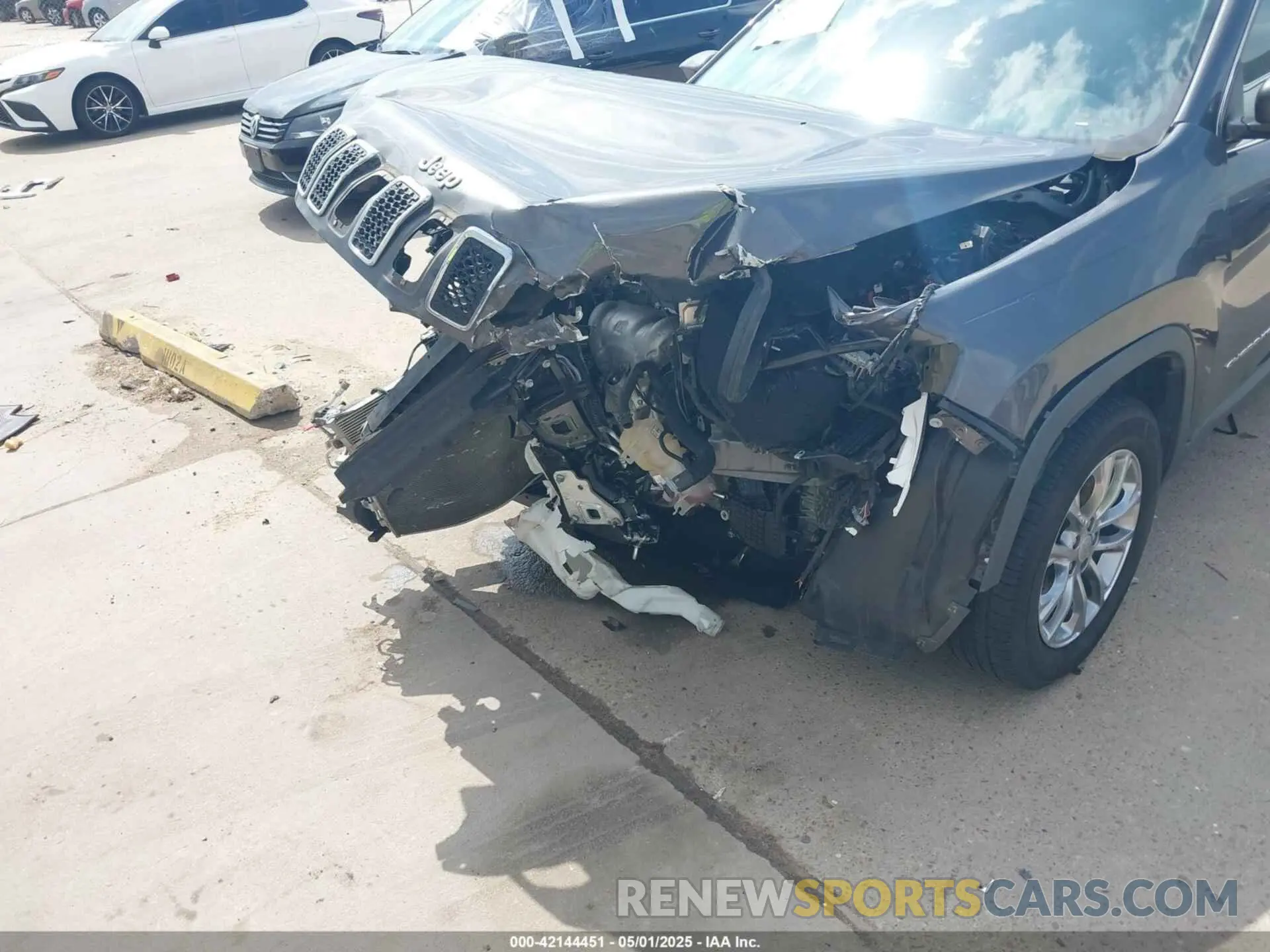17 Фотография поврежденного автомобиля 1C4PJLLB2KD333239 JEEP CHEROKEE 2019