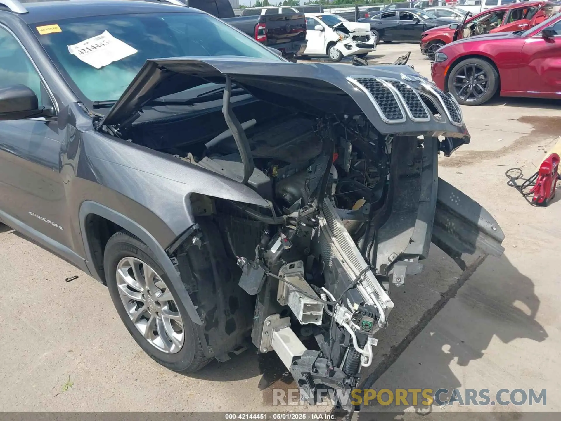6 Фотография поврежденного автомобиля 1C4PJLLB2KD333239 JEEP CHEROKEE 2019