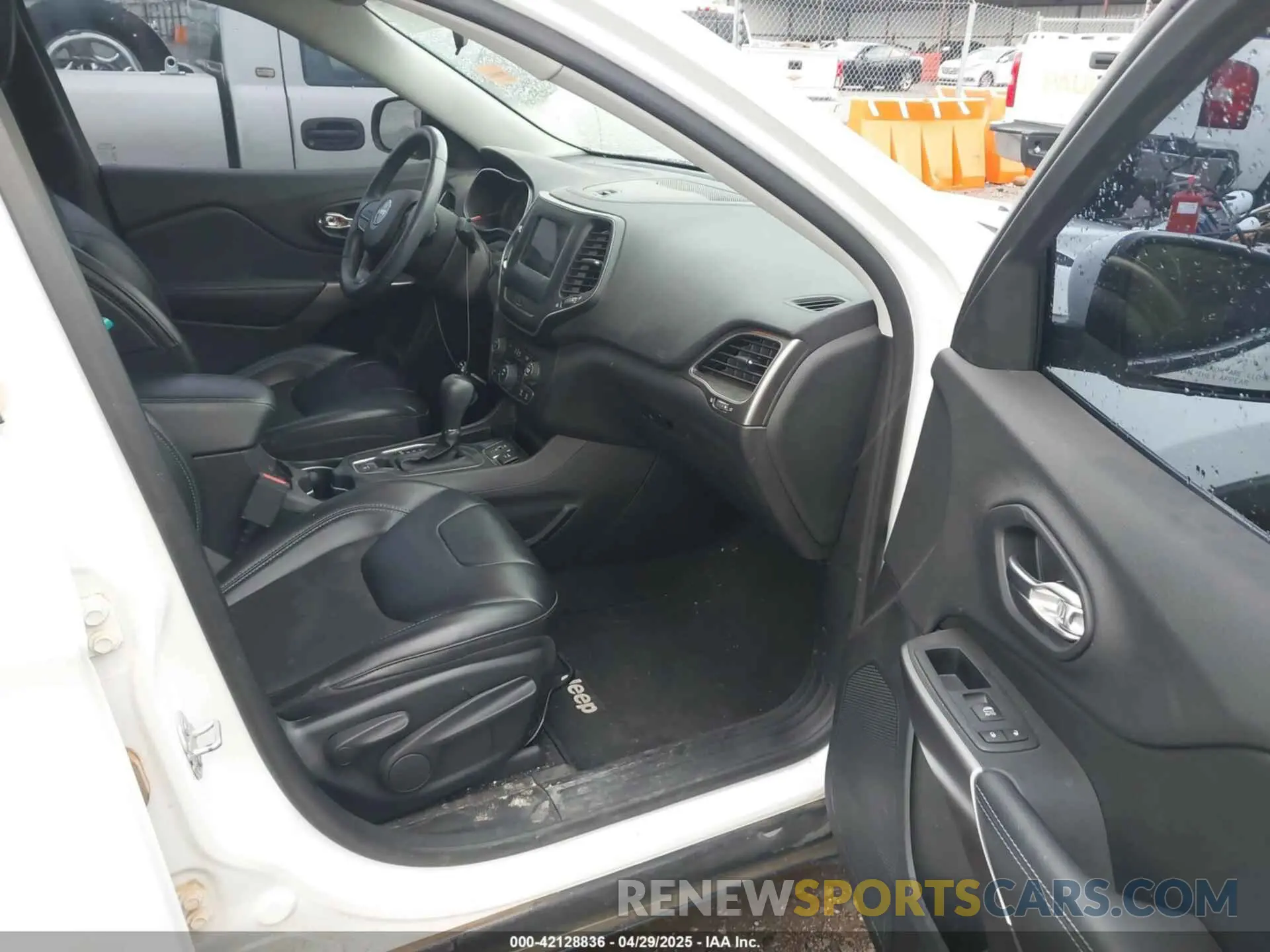 5 Фотография поврежденного автомобиля 1C4PJLLB3KD151355 JEEP CHEROKEE 2019