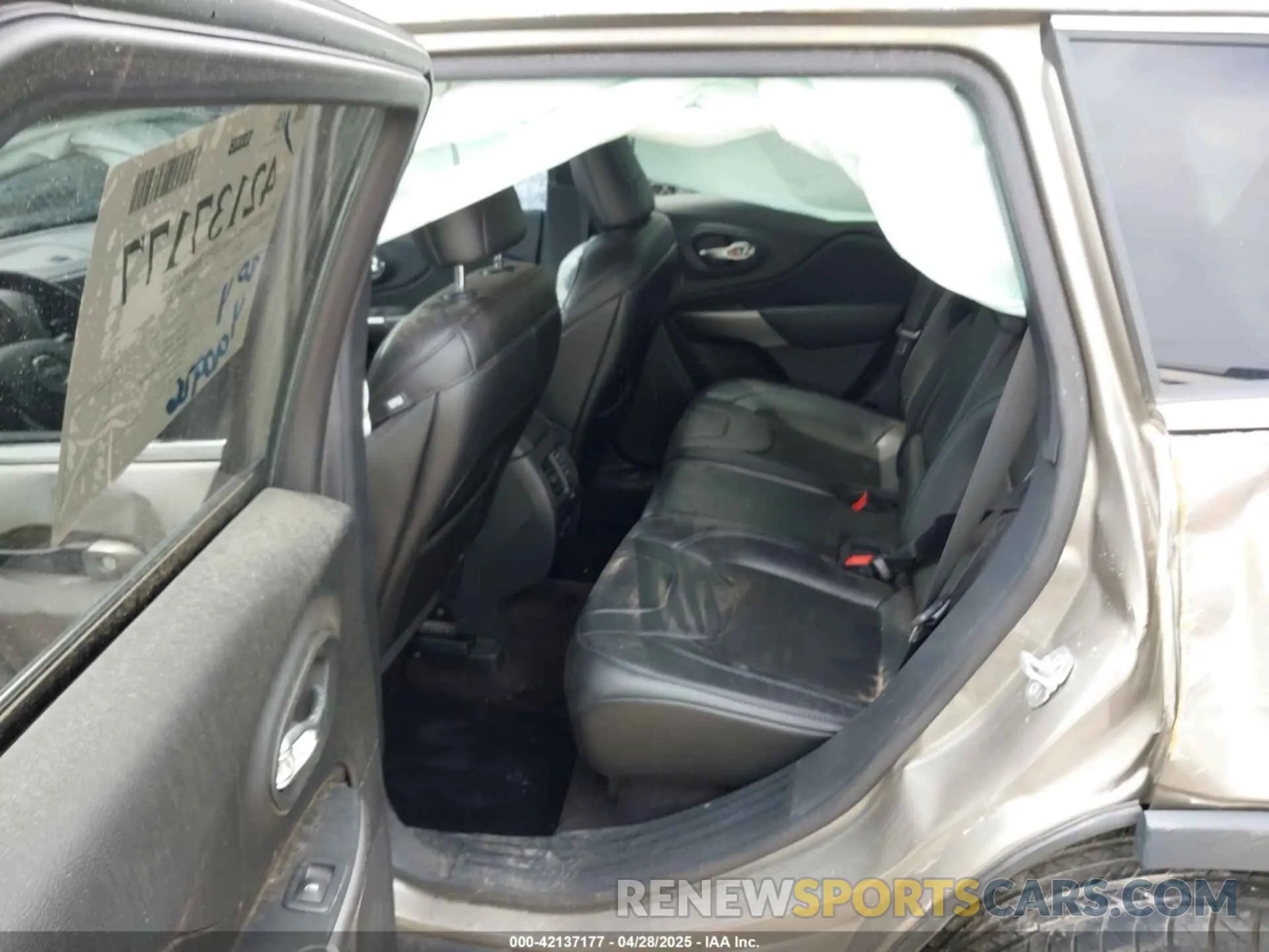 8 Photograph of a damaged car 1C4PJLLB3KD243047 JEEP CHEROKEE 2019