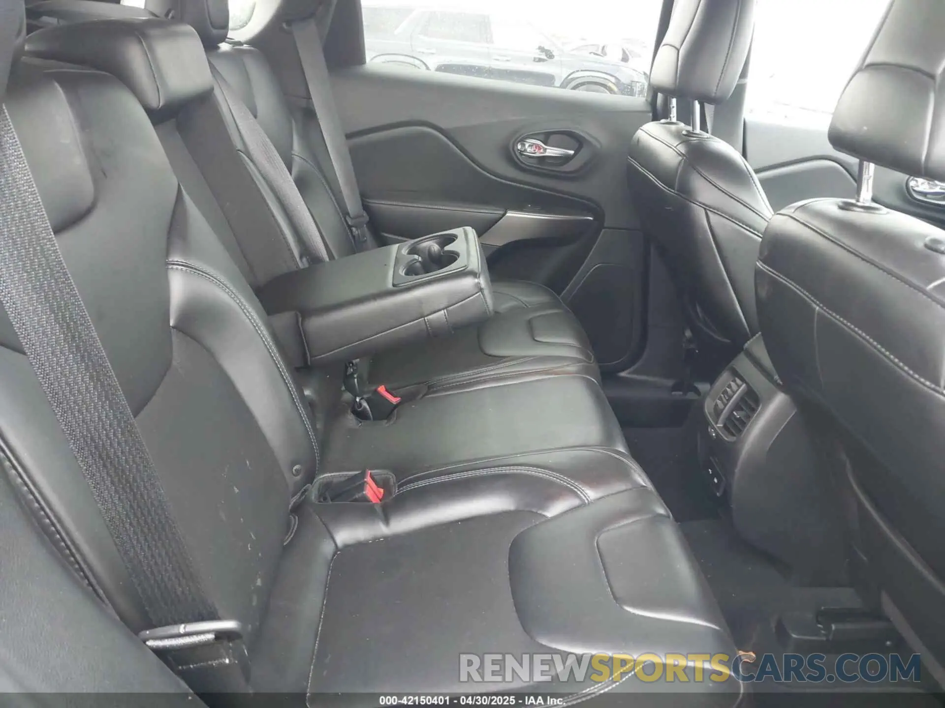 8 Photograph of a damaged car 1C4PJLLB3KD327000 JEEP CHEROKEE 2019