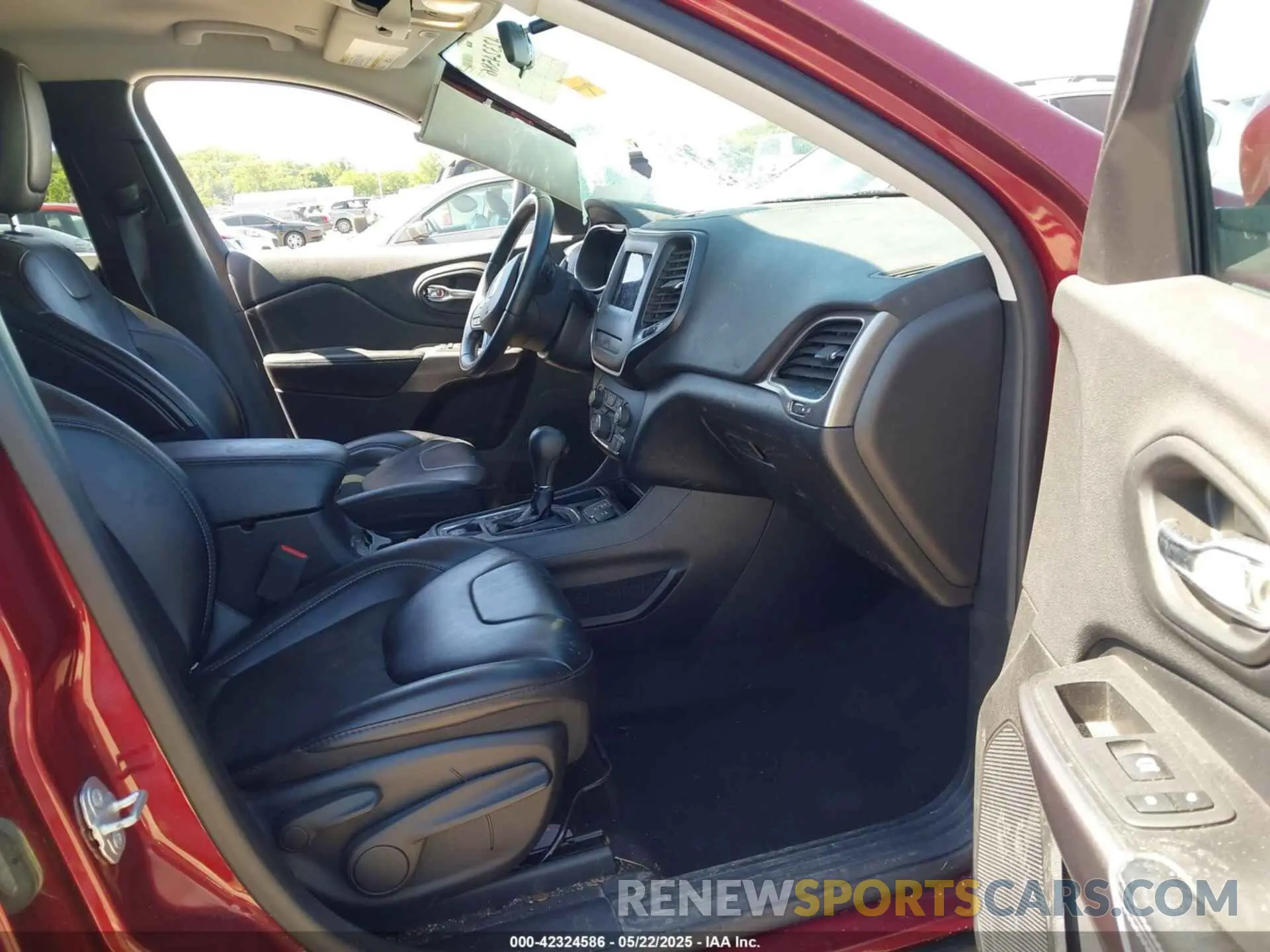 5 Photograph of a damaged car 1C4PJLLB3KD435049 JEEP CHEROKEE 2019