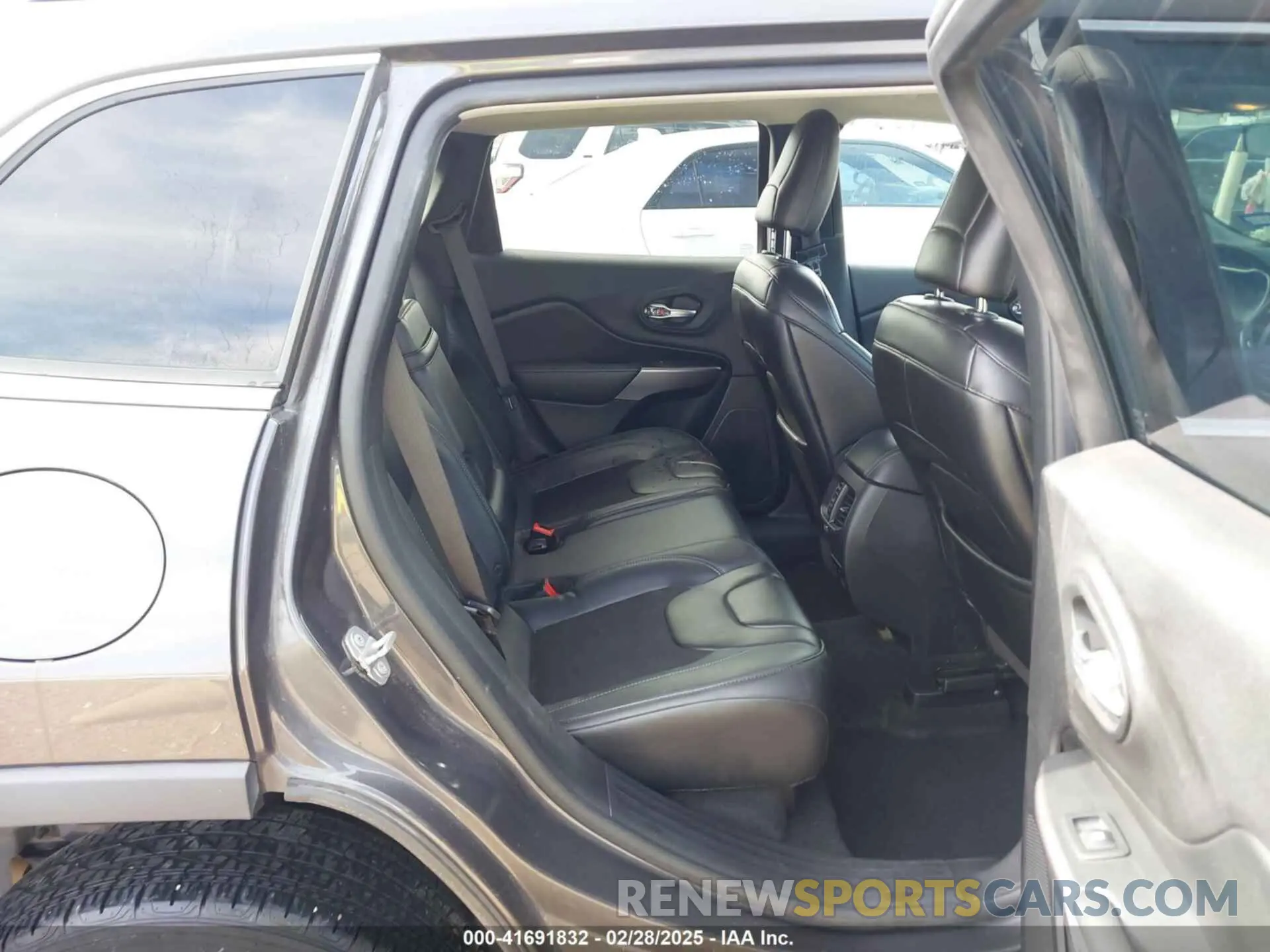 8 Фотография поврежденного автомобиля 1C4PJLLB4KD403310 JEEP CHEROKEE 2019