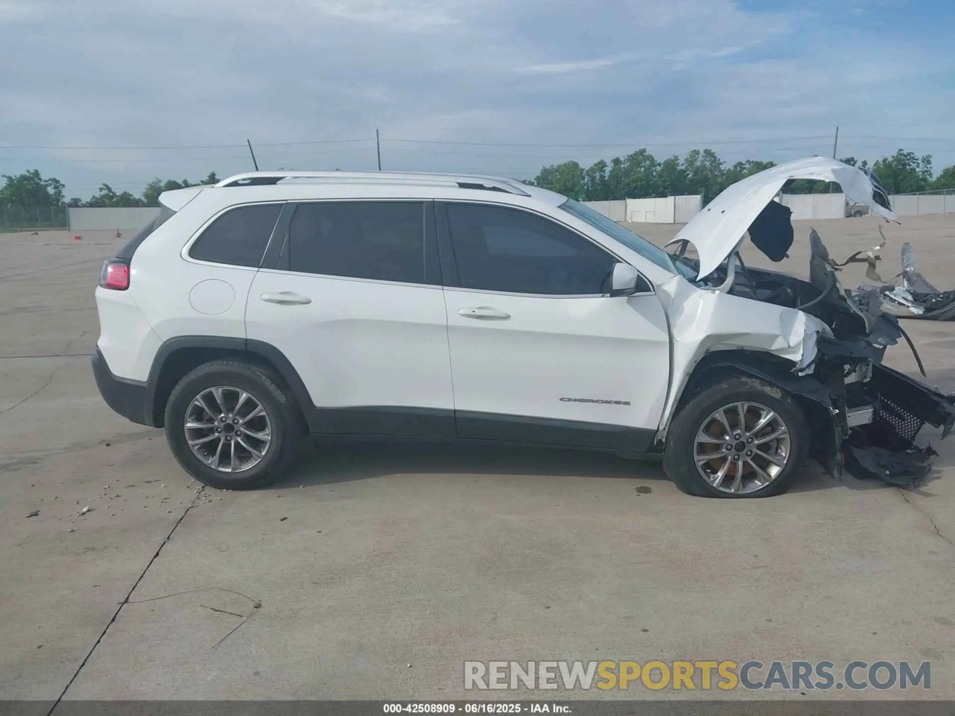 13 Photograph of a damaged car 1C4PJLLB5KD308397 JEEP CHEROKEE 2019