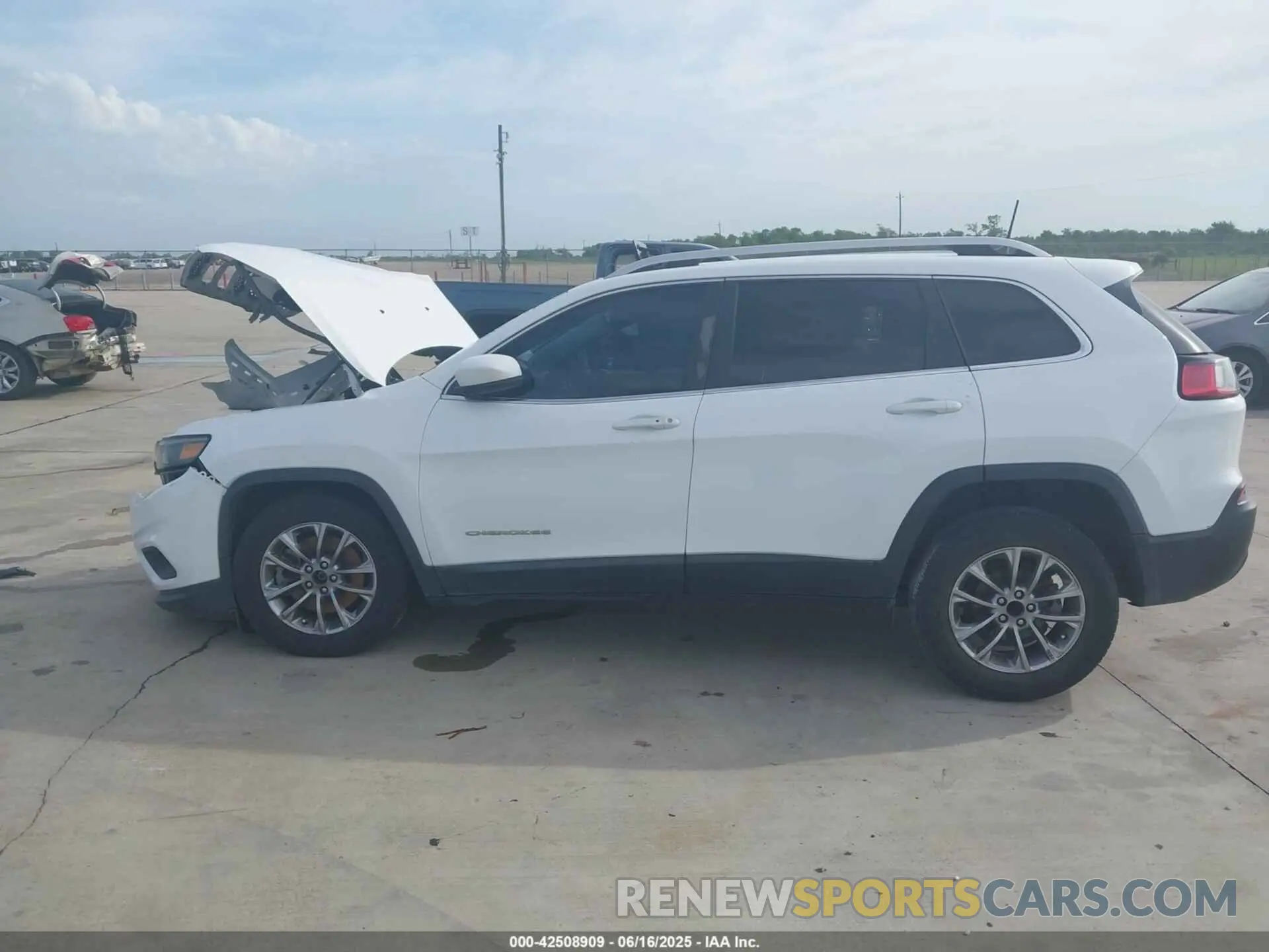14 Photograph of a damaged car 1C4PJLLB5KD308397 JEEP CHEROKEE 2019