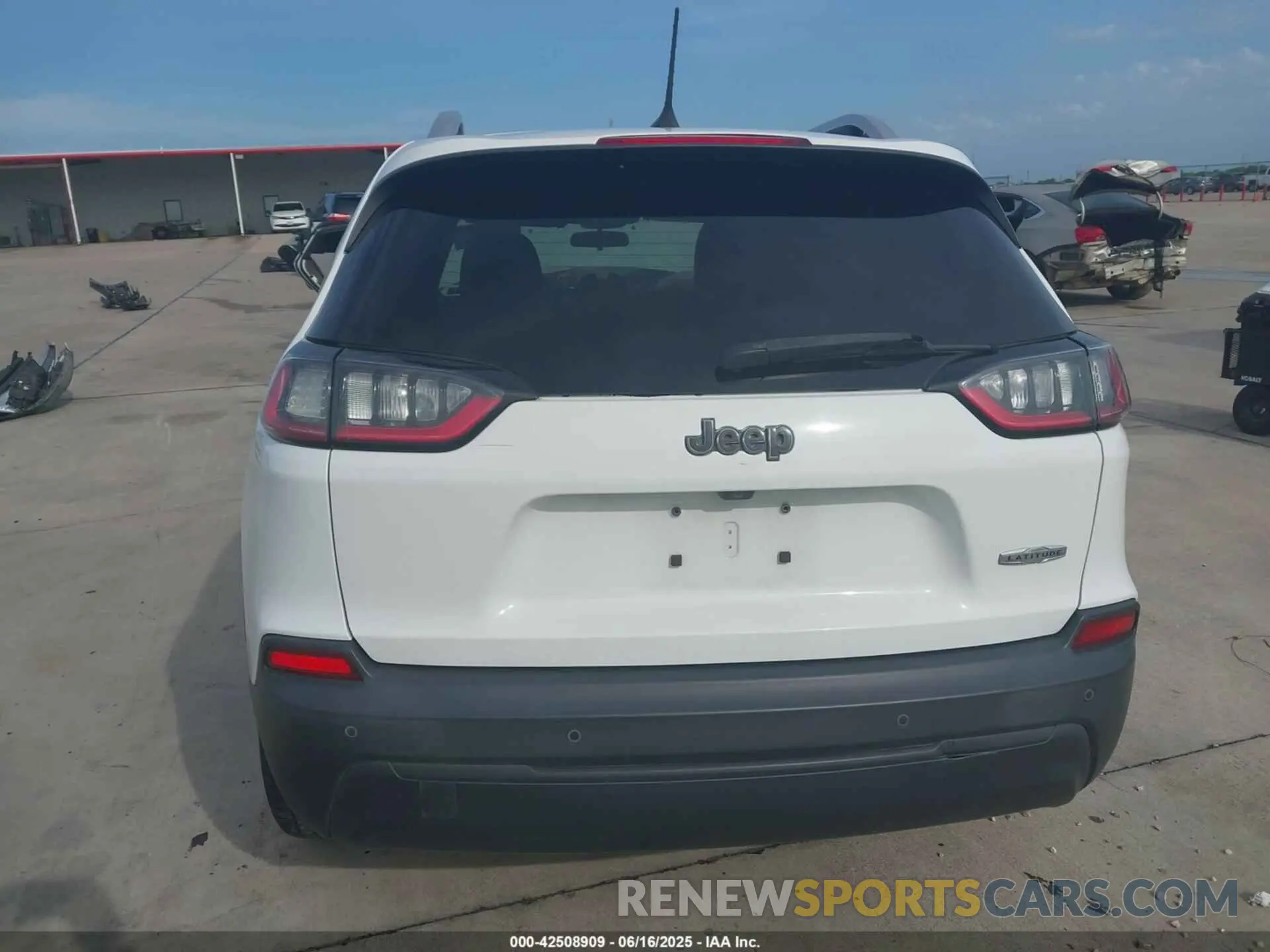 16 Photograph of a damaged car 1C4PJLLB5KD308397 JEEP CHEROKEE 2019
