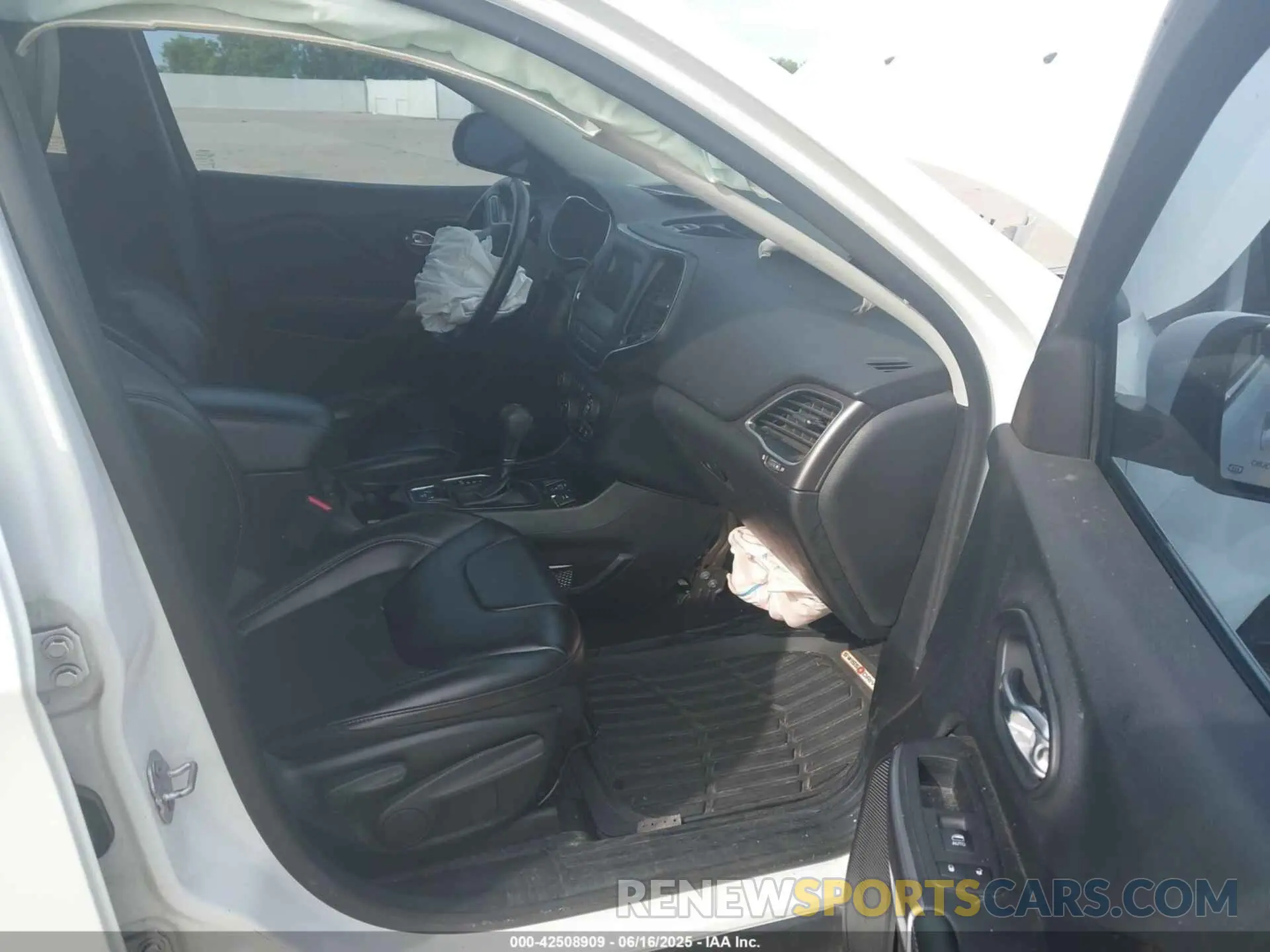 5 Photograph of a damaged car 1C4PJLLB5KD308397 JEEP CHEROKEE 2019
