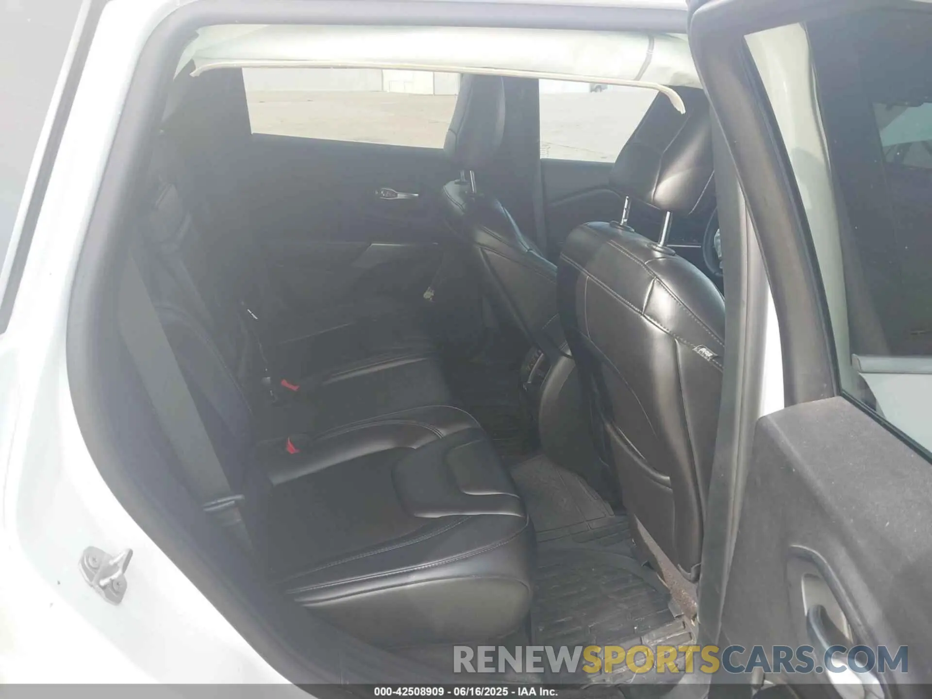 8 Photograph of a damaged car 1C4PJLLB5KD308397 JEEP CHEROKEE 2019