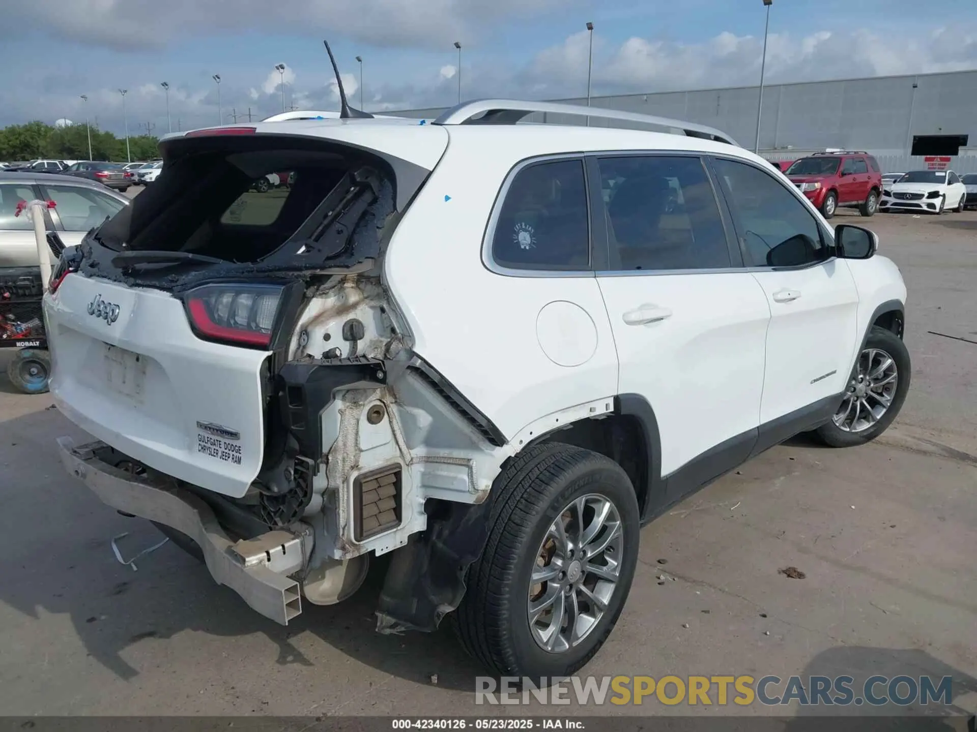 4 Photograph of a damaged car 1C4PJLLB5KD331890 JEEP CHEROKEE 2019