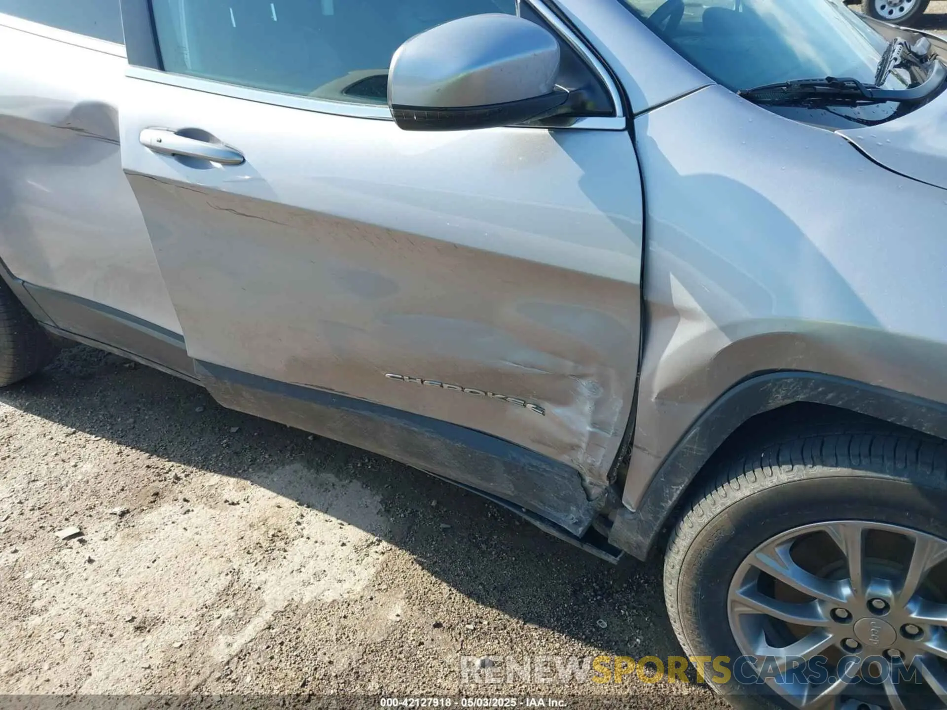 17 Photograph of a damaged car 1C4PJLLB5KD403431 JEEP CHEROKEE 2019