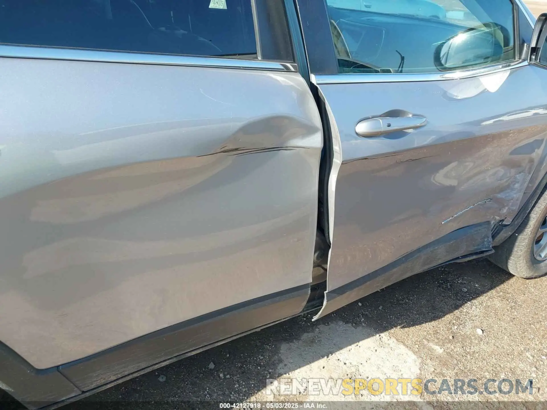 18 Photograph of a damaged car 1C4PJLLB5KD403431 JEEP CHEROKEE 2019