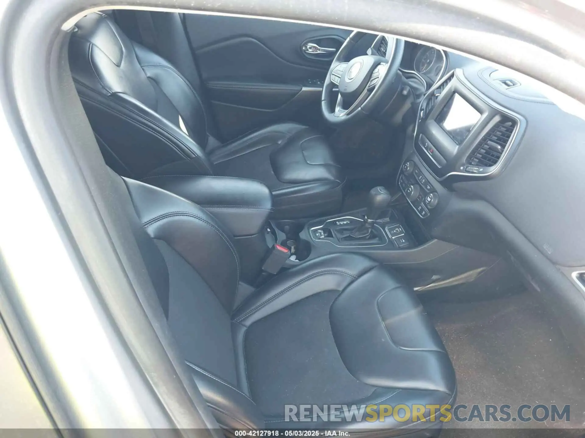 5 Photograph of a damaged car 1C4PJLLB5KD403431 JEEP CHEROKEE 2019