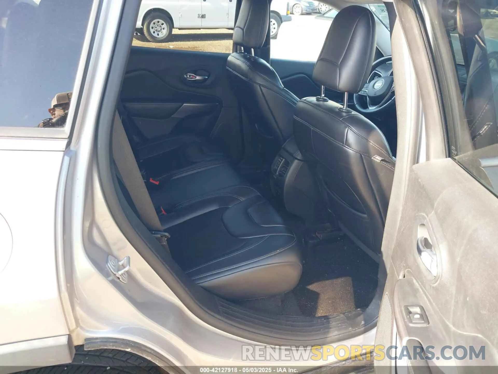 8 Photograph of a damaged car 1C4PJLLB5KD403431 JEEP CHEROKEE 2019