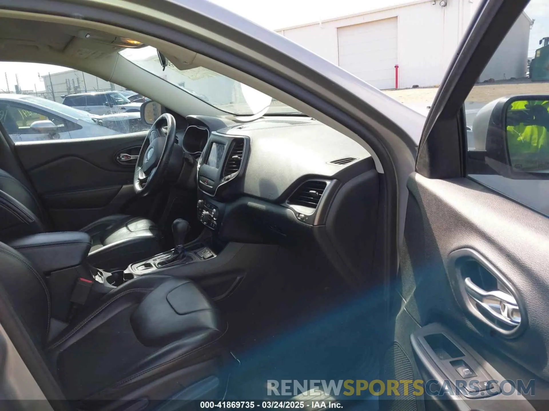 5 Photograph of a damaged car 1C4PJLLB8KD144661 JEEP CHEROKEE 2019