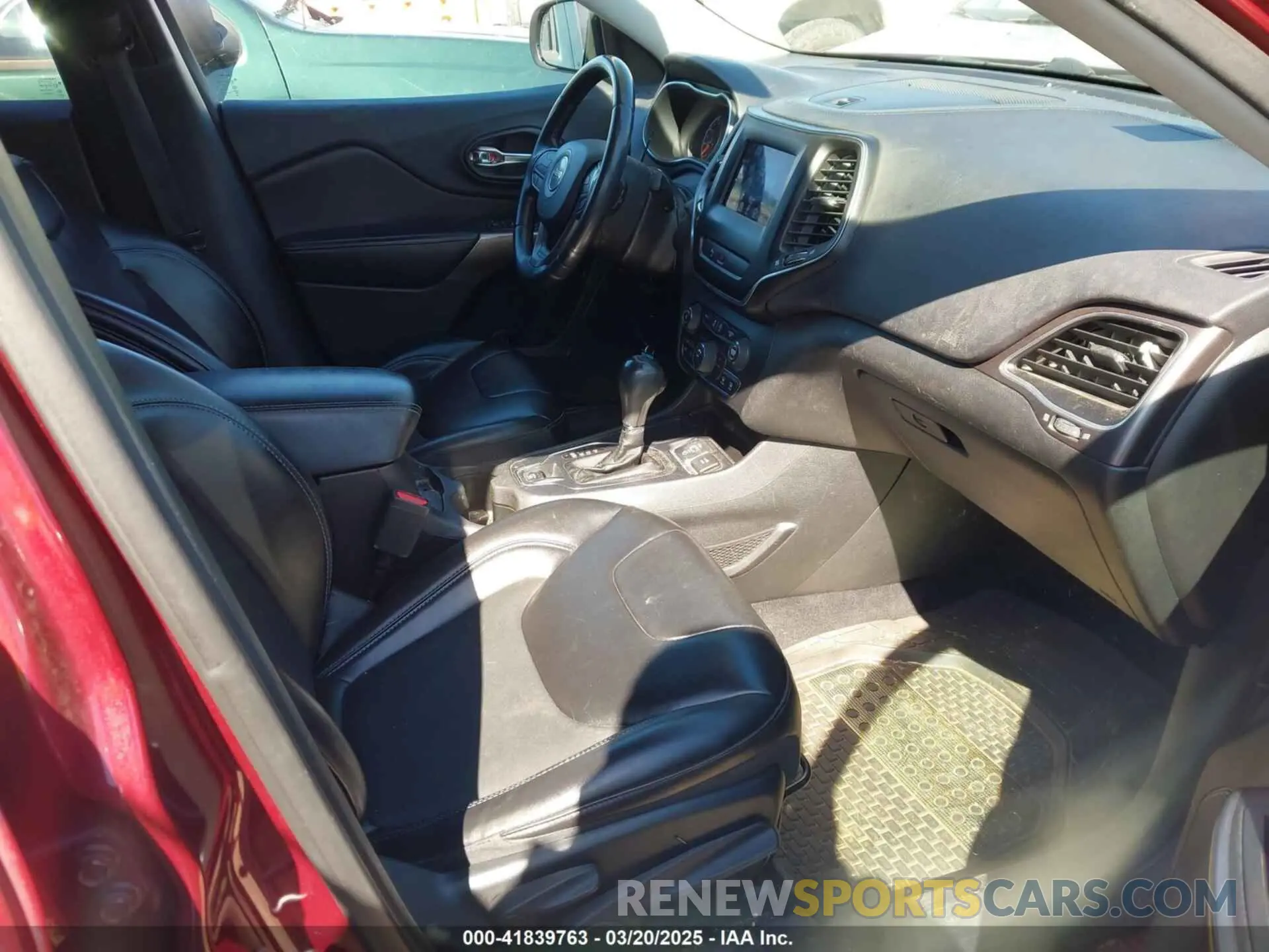 5 Photograph of a damaged car 1C4PJLLB9KD312906 JEEP CHEROKEE 2019