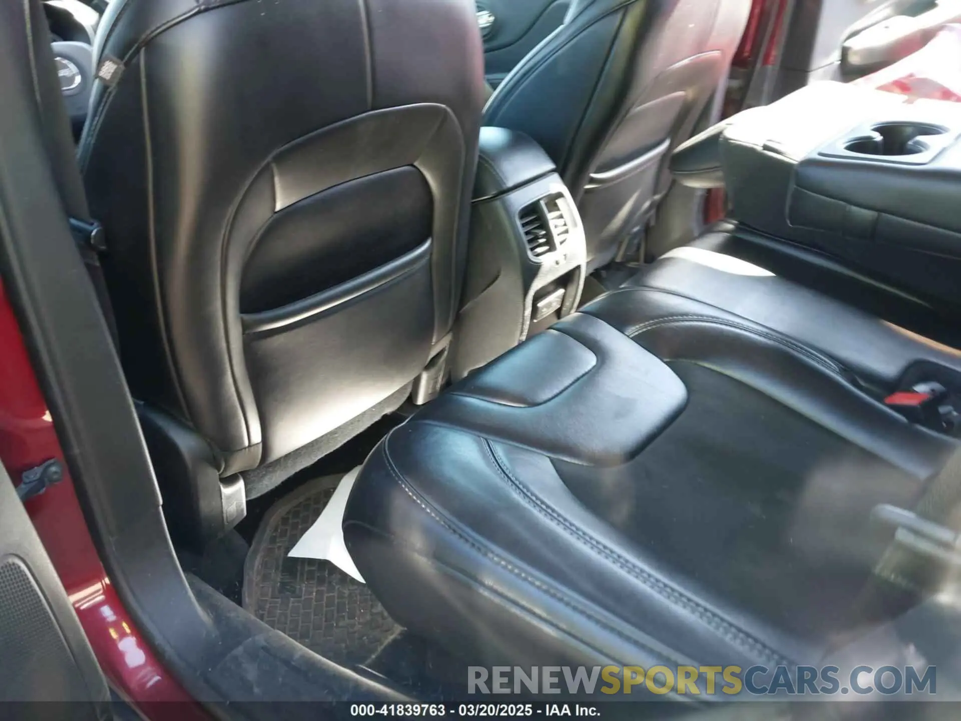 8 Photograph of a damaged car 1C4PJLLB9KD312906 JEEP CHEROKEE 2019