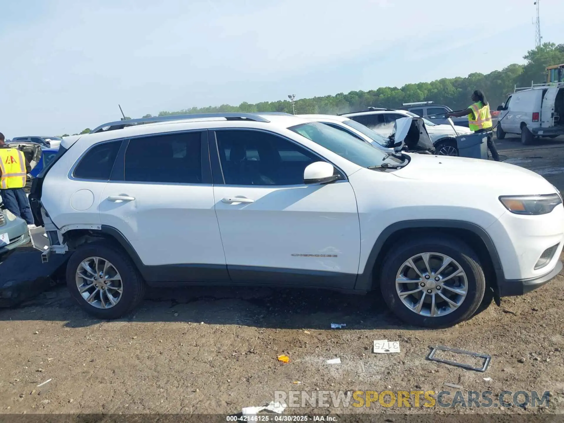14 Photograph of a damaged car 1C4PJLLBXKD308346 JEEP CHEROKEE 2019