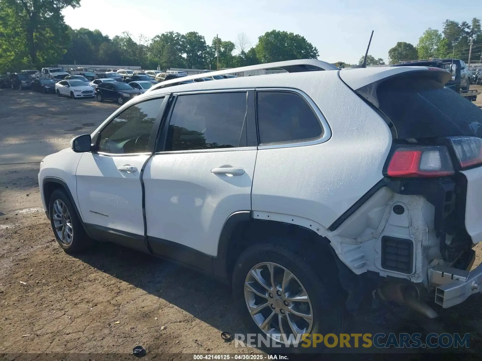 15 Photograph of a damaged car 1C4PJLLBXKD308346 JEEP CHEROKEE 2019