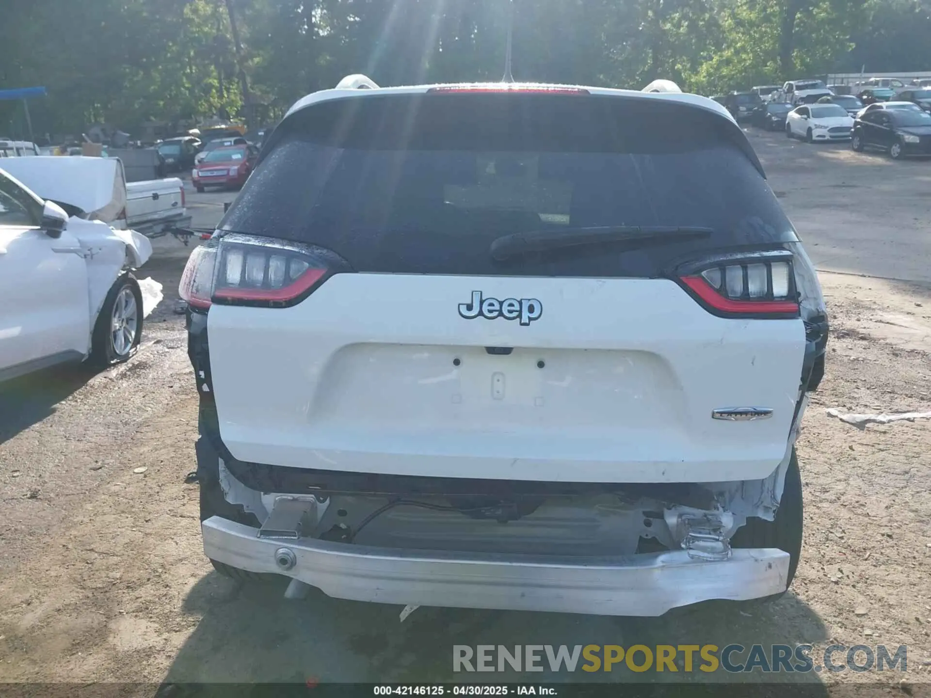 17 Photograph of a damaged car 1C4PJLLBXKD308346 JEEP CHEROKEE 2019
