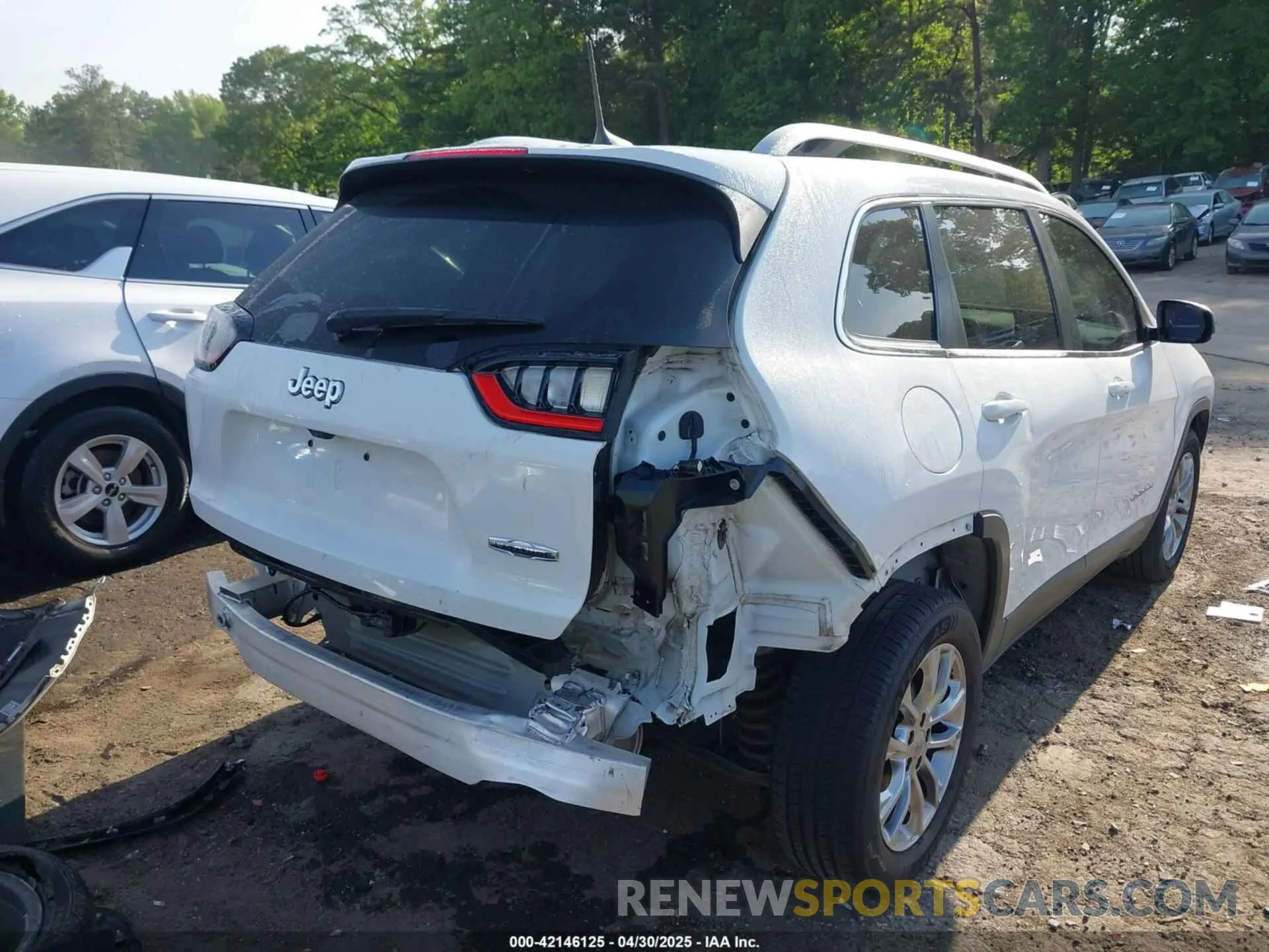 4 Photograph of a damaged car 1C4PJLLBXKD308346 JEEP CHEROKEE 2019