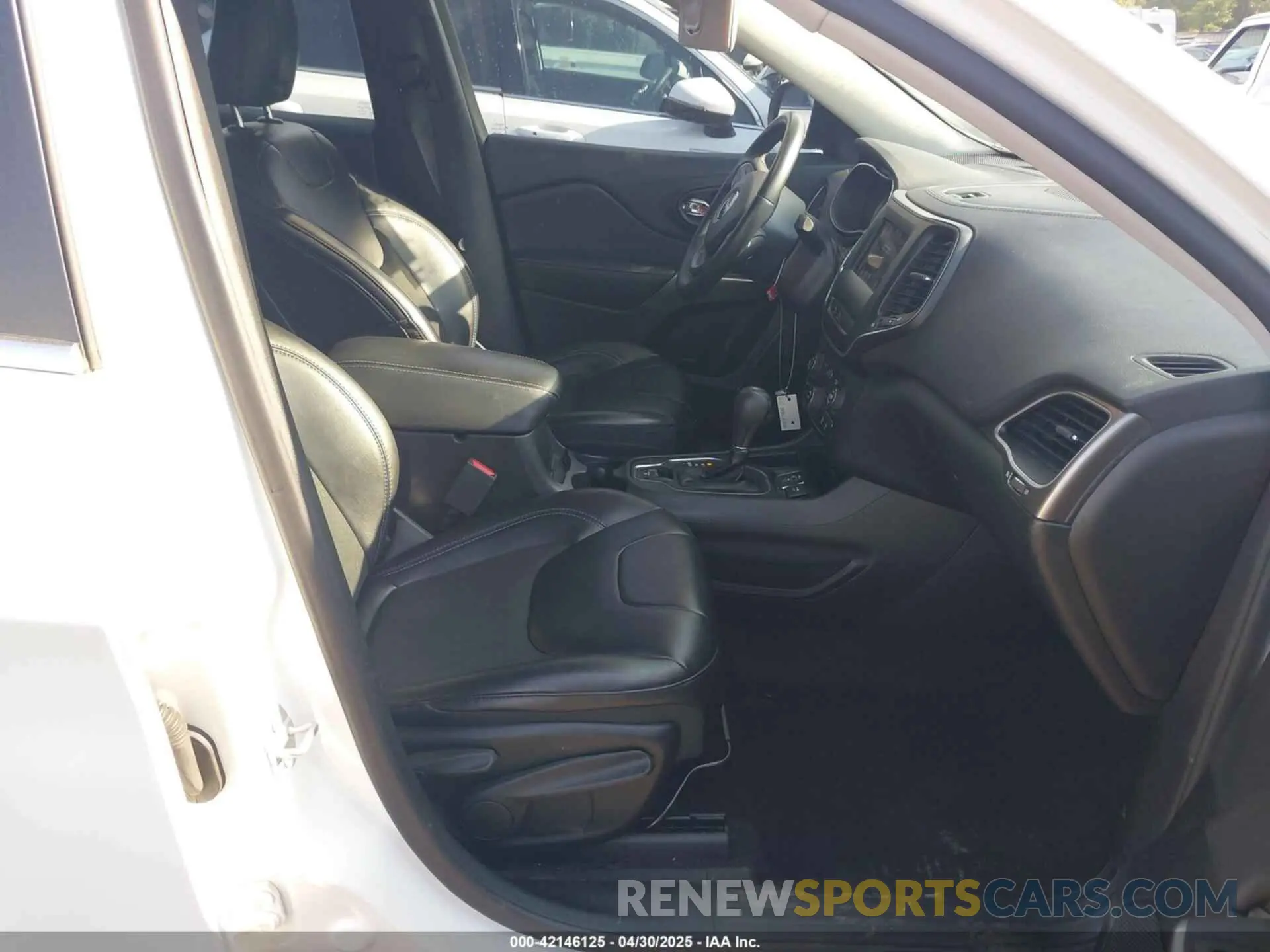 5 Photograph of a damaged car 1C4PJLLBXKD308346 JEEP CHEROKEE 2019